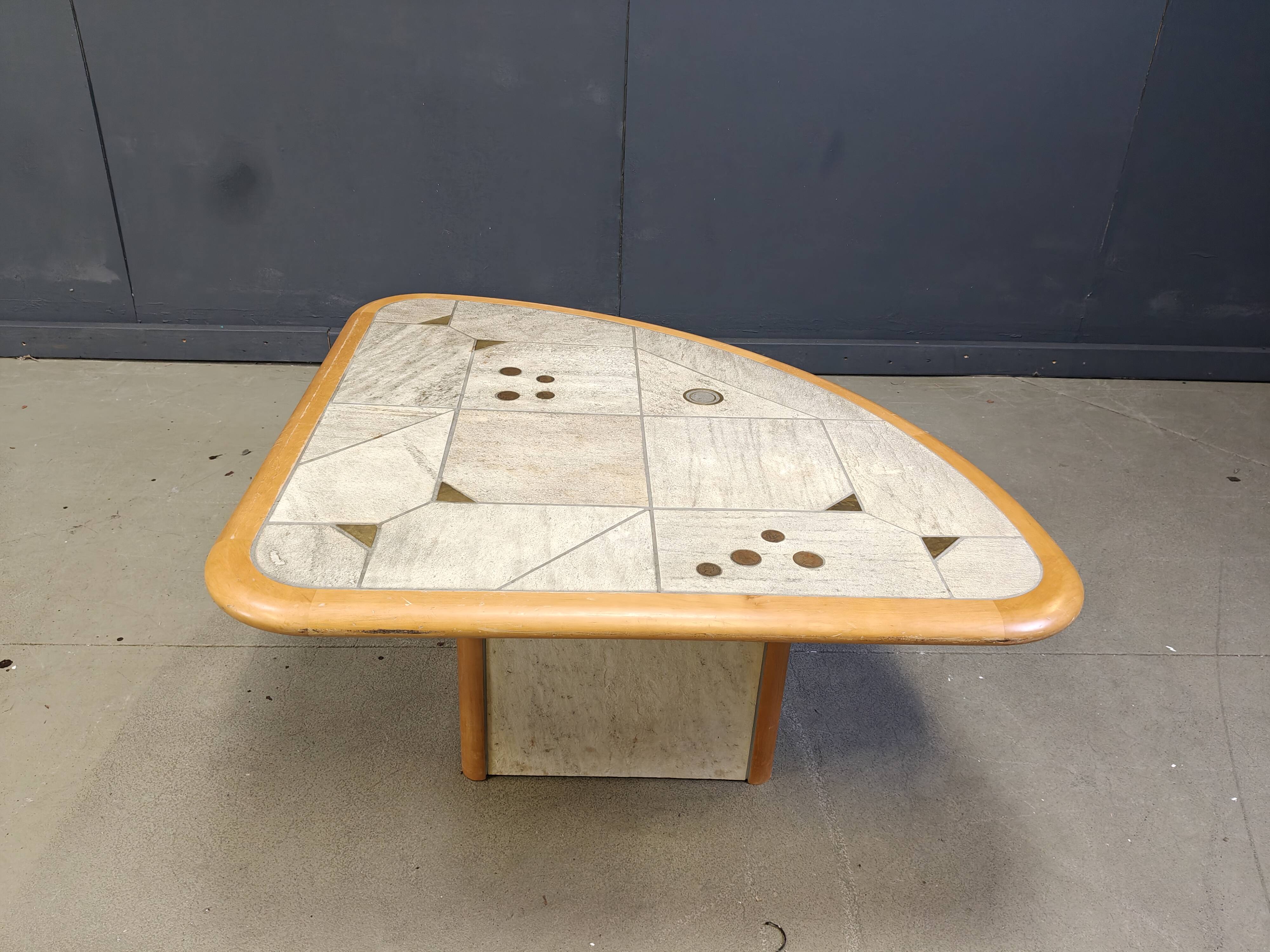 Table basse triangulaire attribuée à Paul Kingma, années 1980