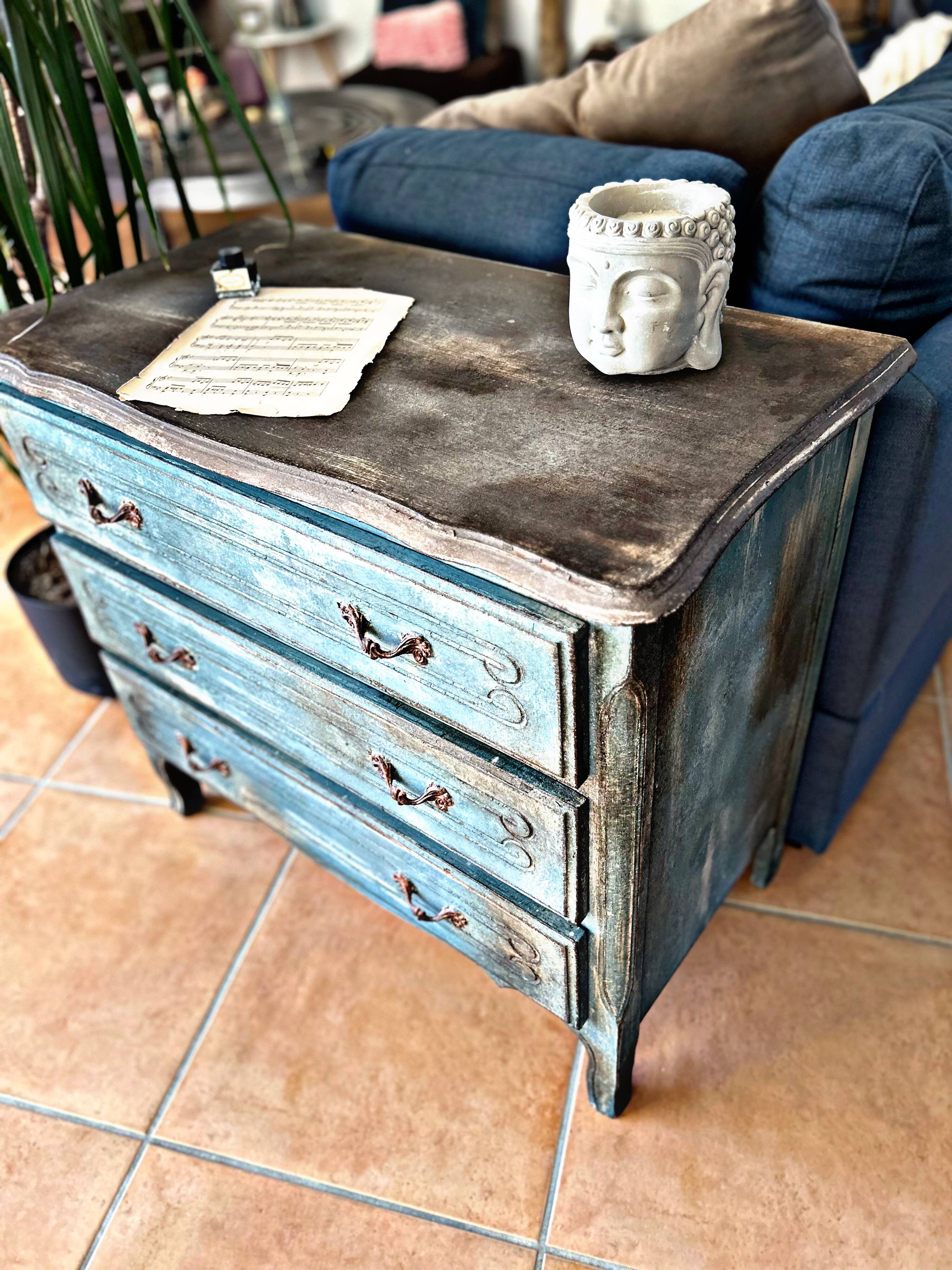 Antique commode with a patina in the Tuscan technique.
