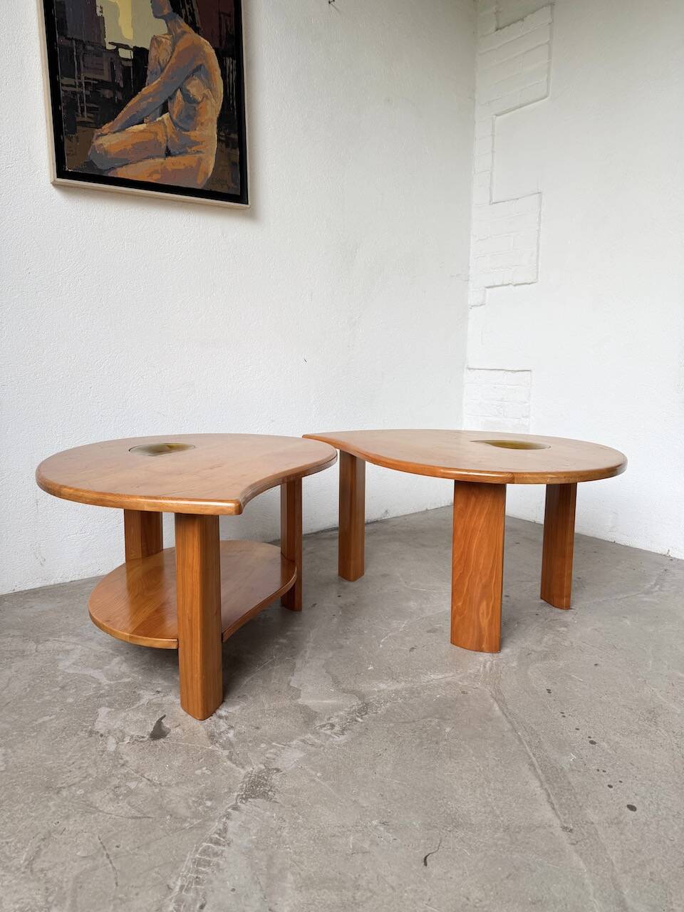 Tables basses en orme formant une goutte