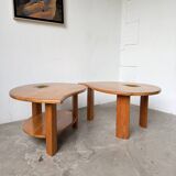 Tables basses en orme formant une goutte