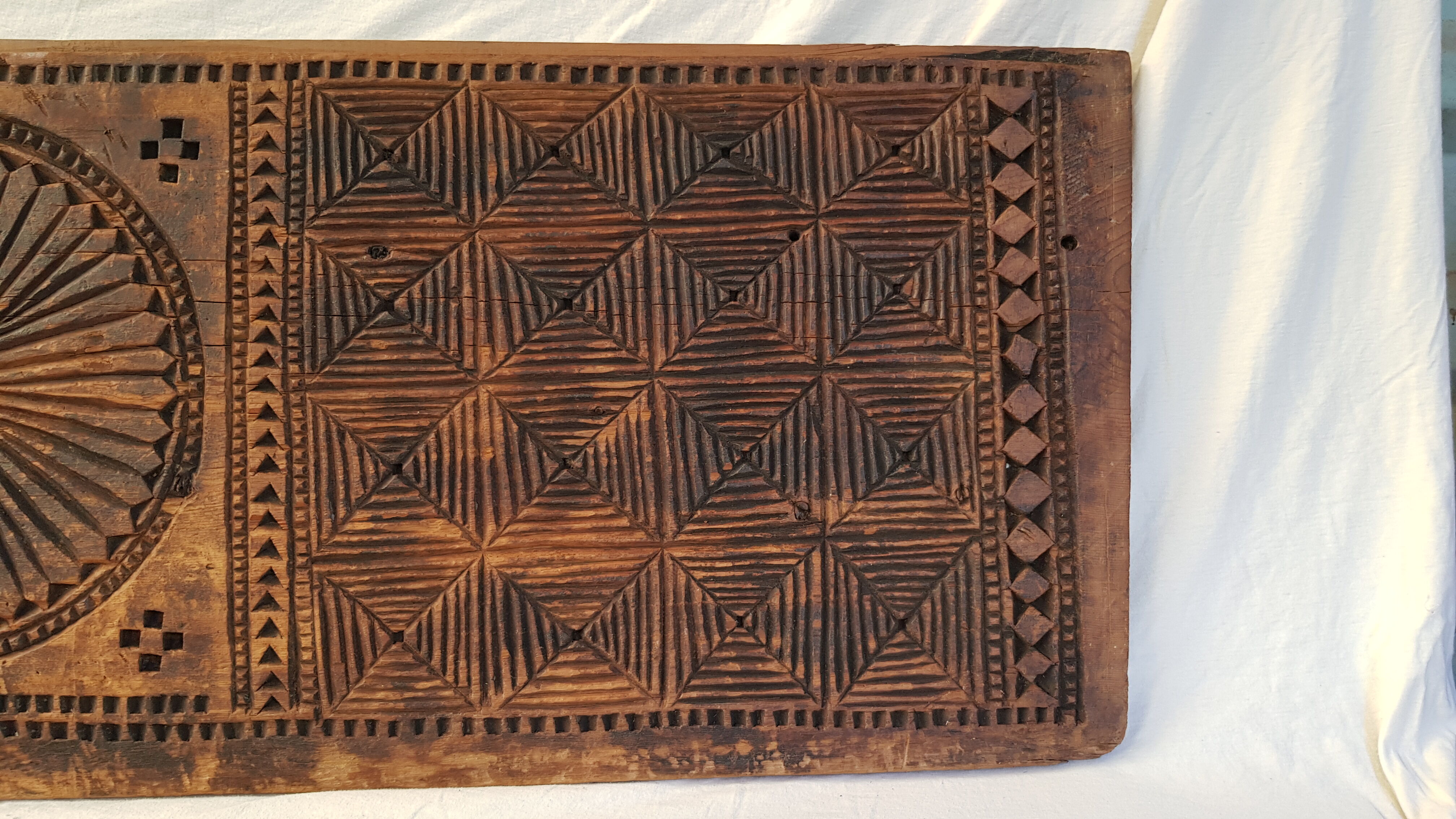 Frieze - carved wooden pediment - Islamic art