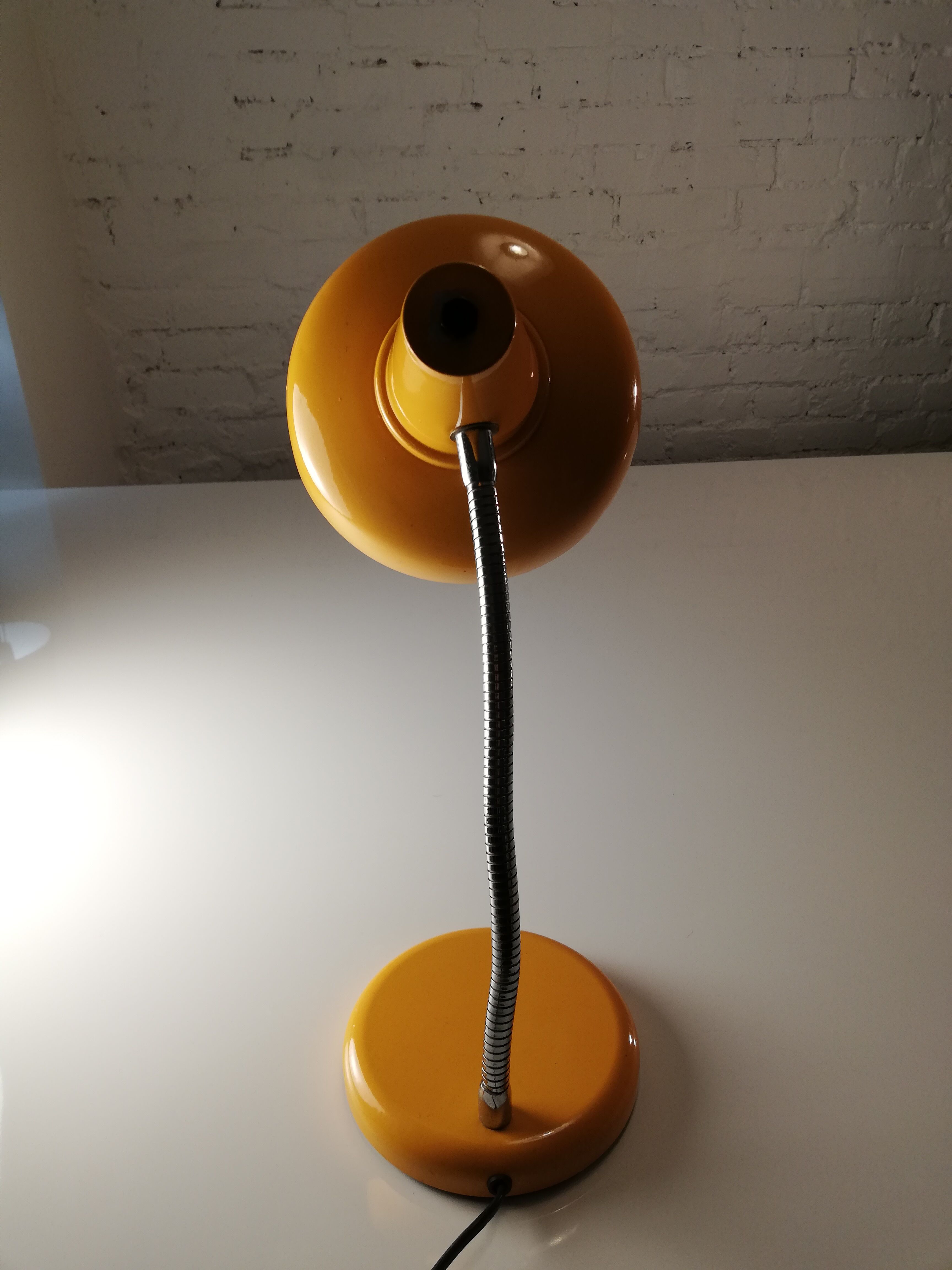 Desk lamp
