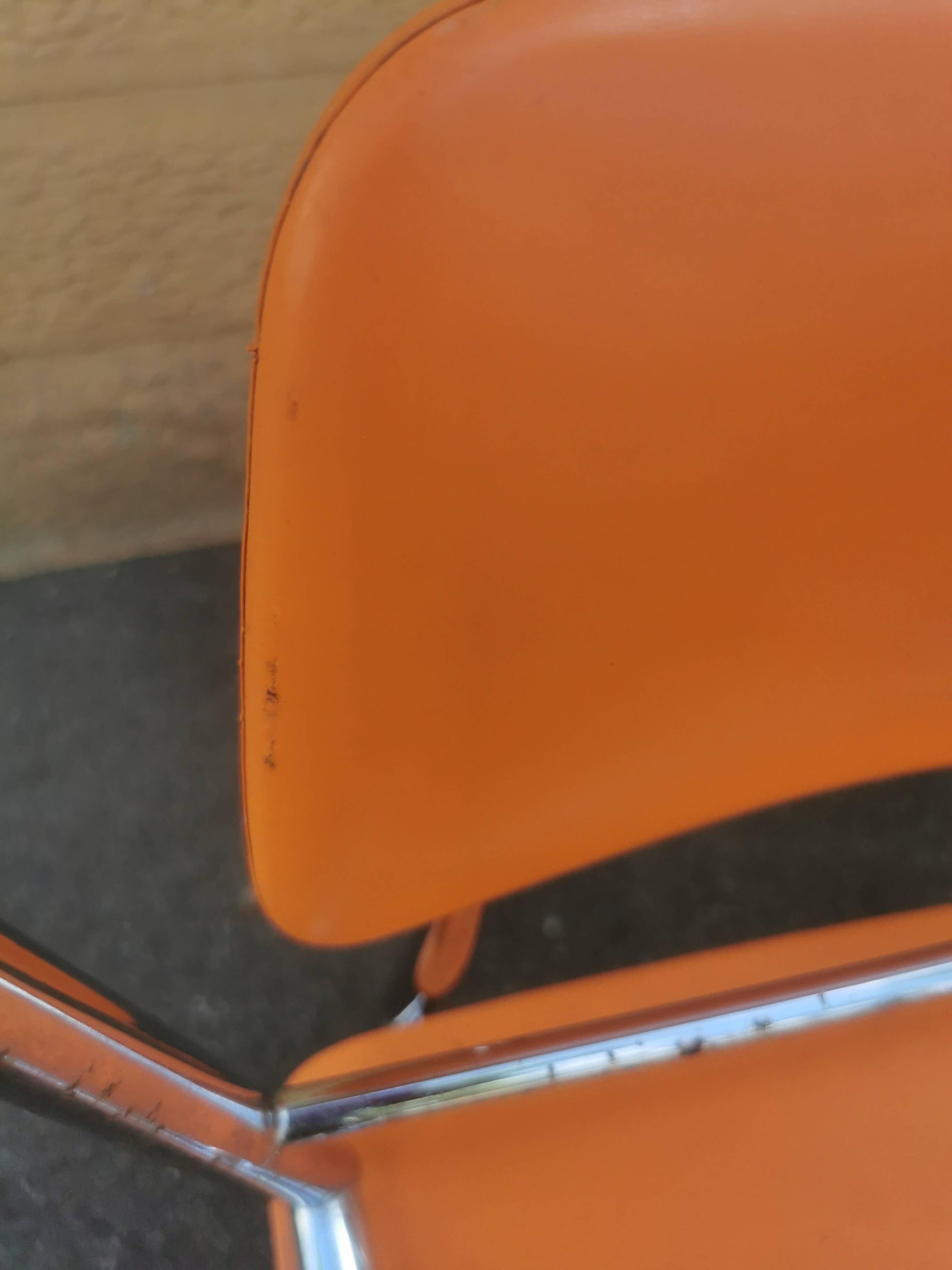 Tubmenager orange vintage chairs
