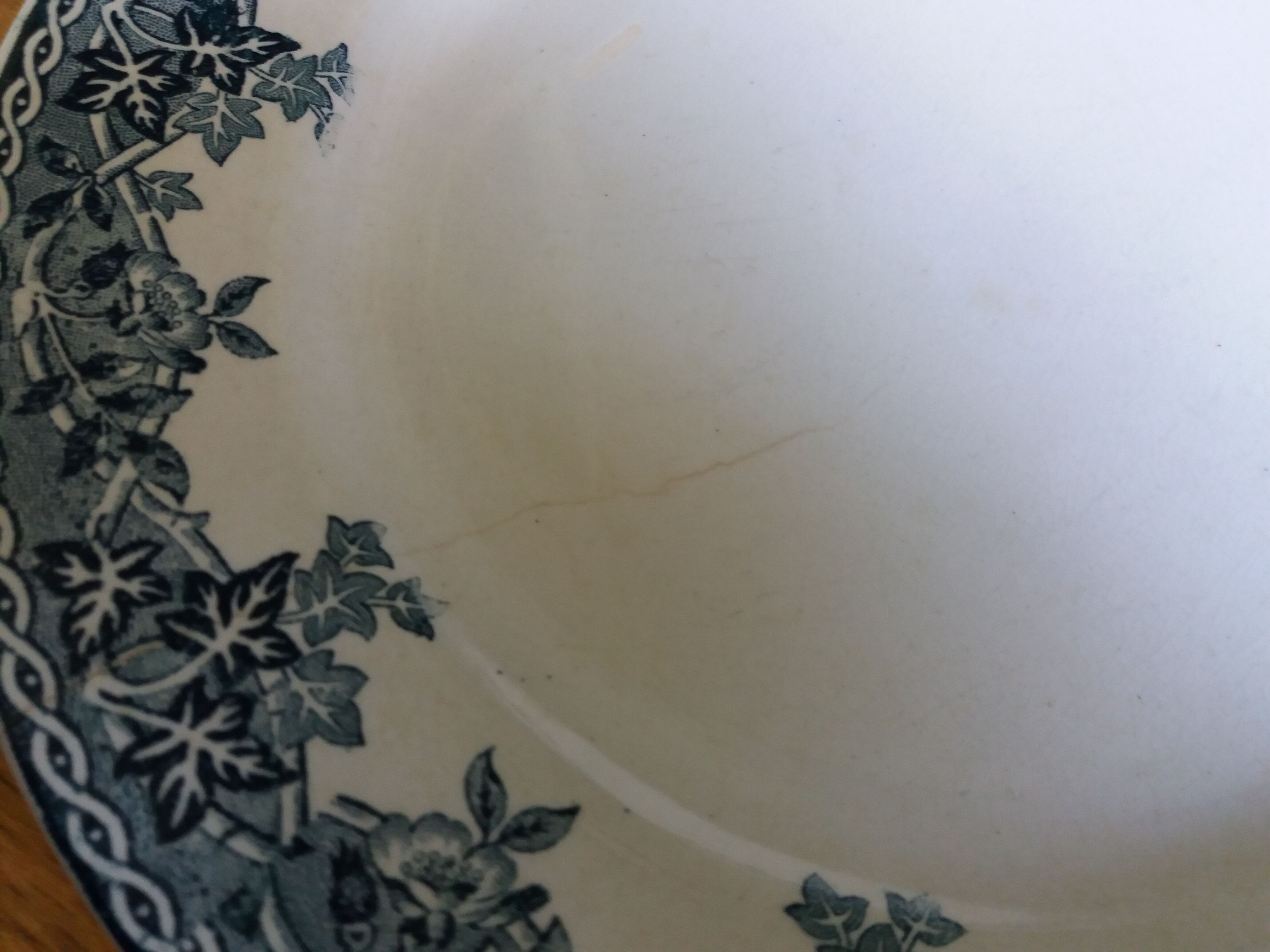 Lot 4 mismatched flat plates Terre de fer