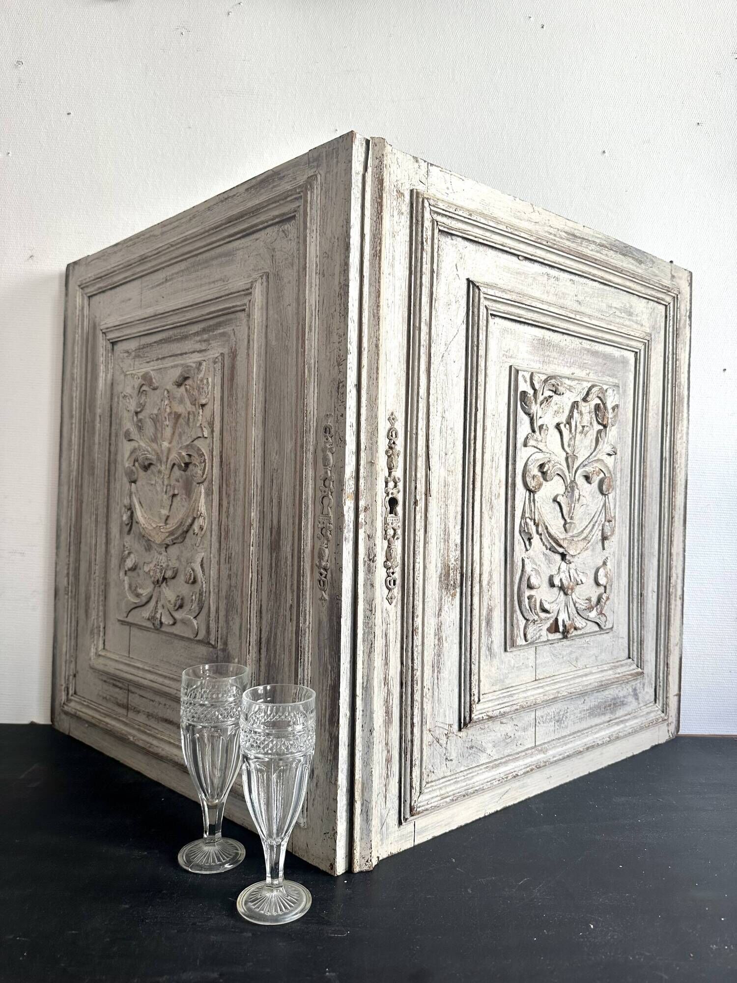 Pair of Louis XVI cupboard doors in carved wood, late 19th century.
