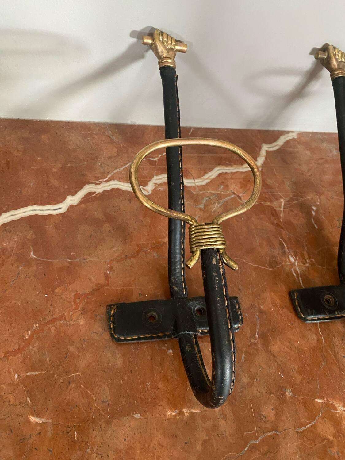 Paire de patères cuir et bronze mains