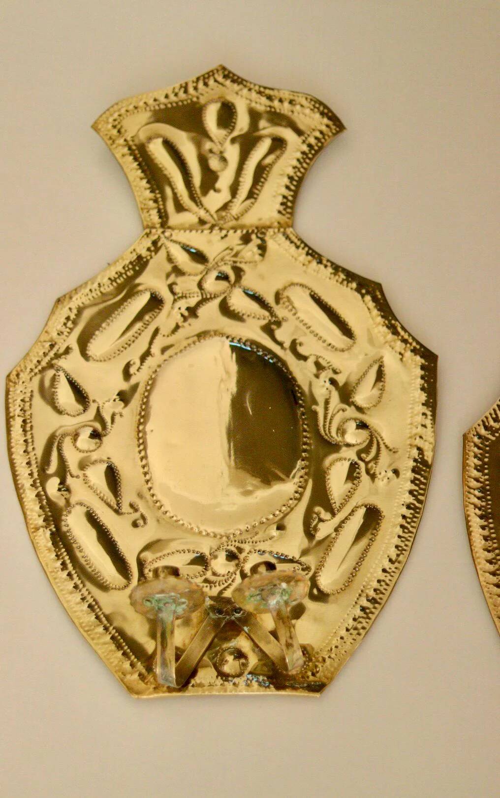 Paire de grands appliques en laiton de style baroque du milieu du siècle suédois.