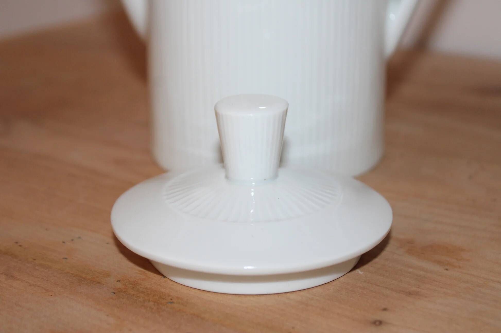 Vintage ribbed white porcelain coffee pot Berry P.L. – Made in France