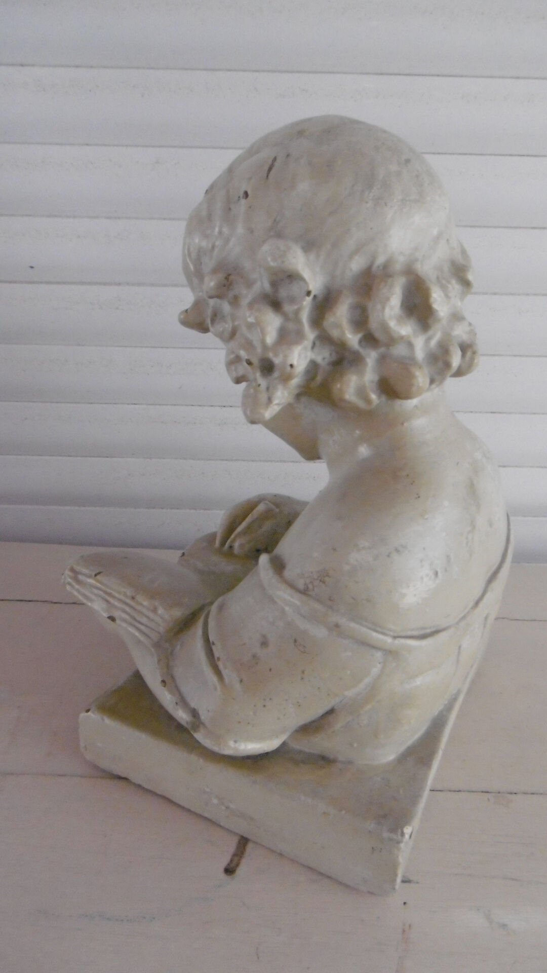 Platter bust "the reader"
