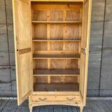 Armoire en bois brut