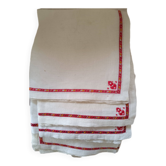 6 serviettes en fil, entourage et motif brodés main.