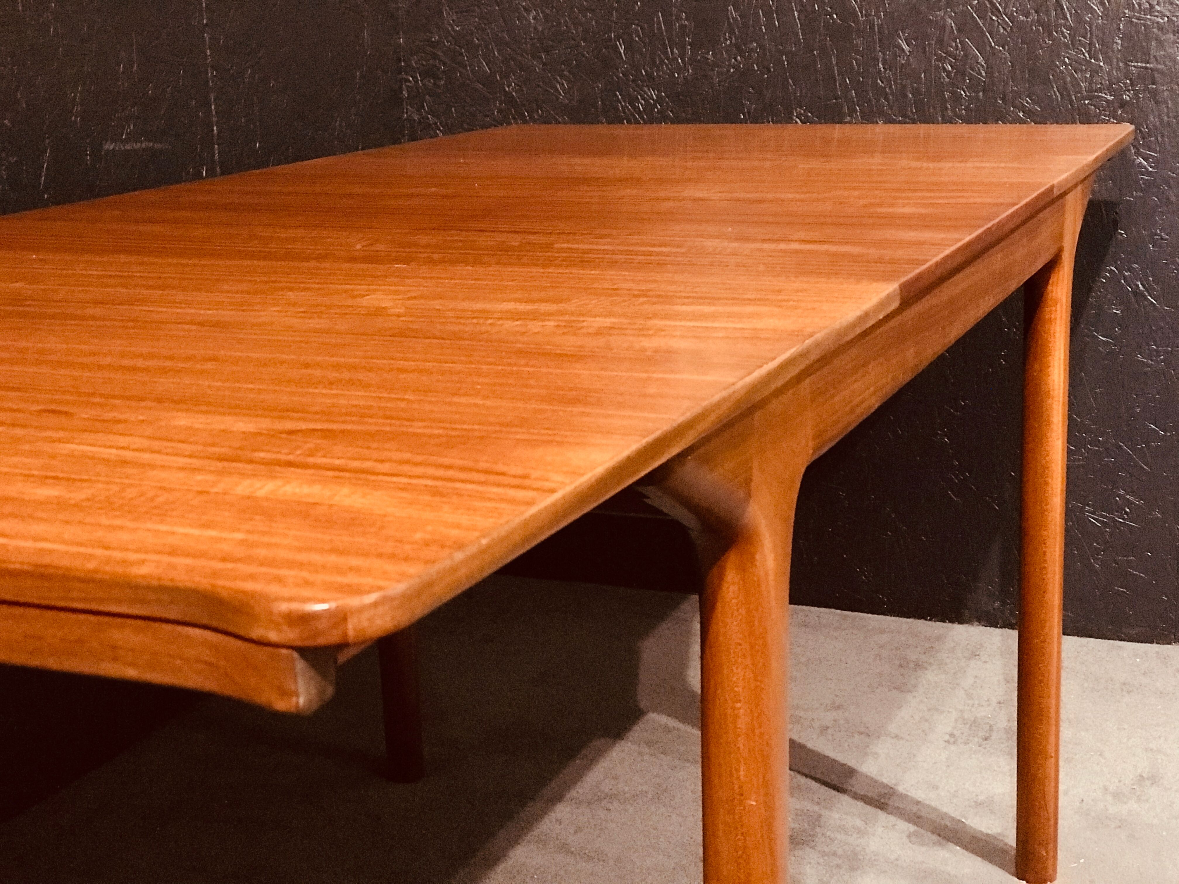 McIntosh extending table designed by Tom Robertson