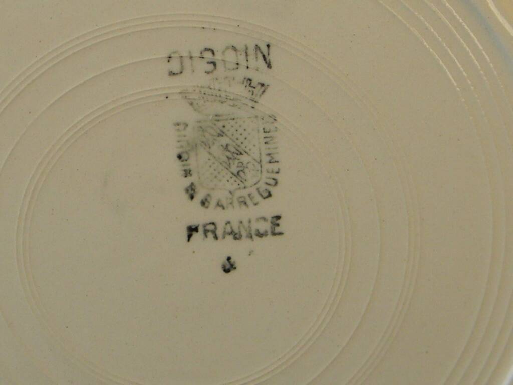 6 flat plates in Digoin Sarreguemines earthenware. Blue rose decoration.