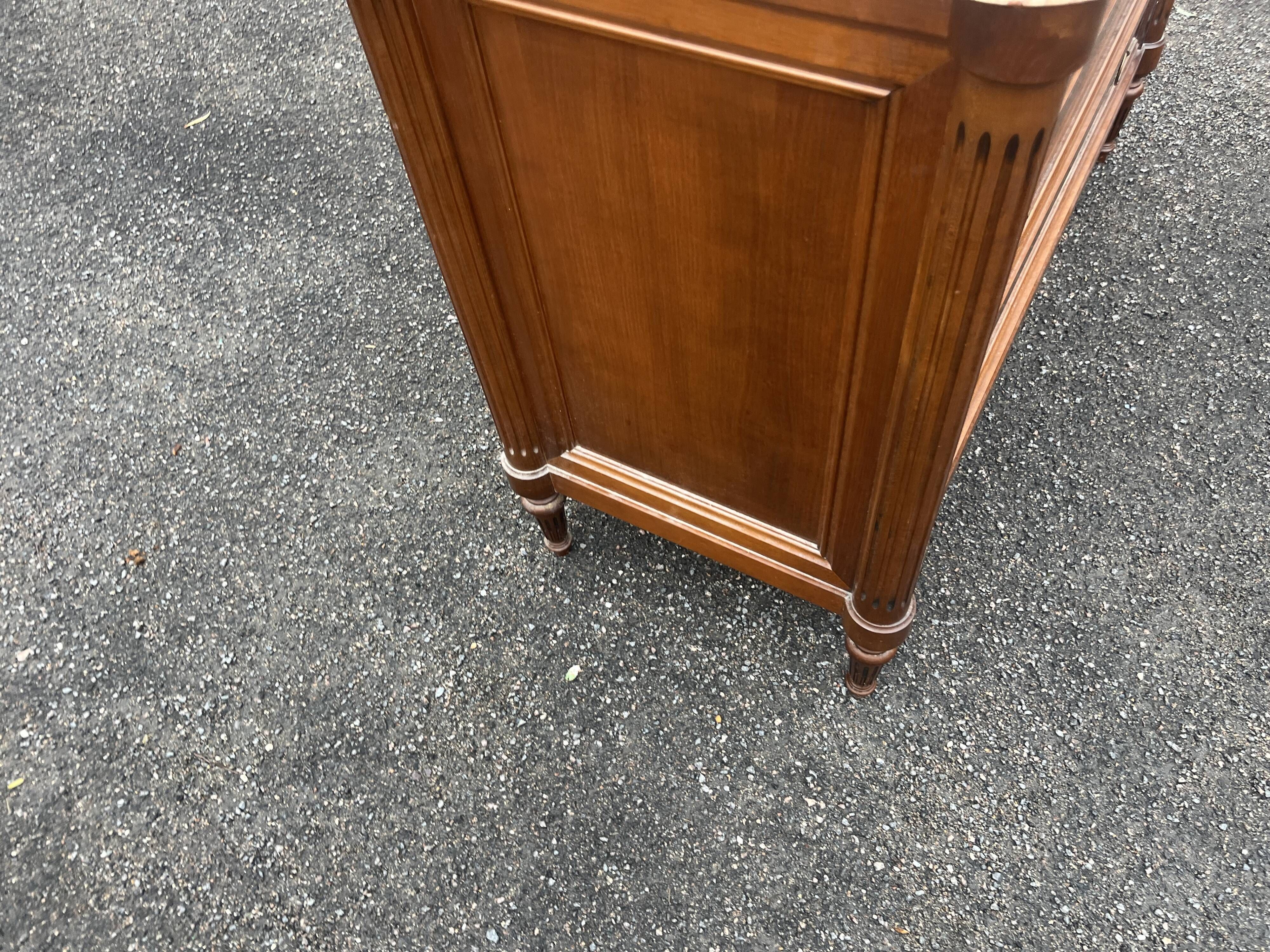 Commode de style Louis XVI en bois naturel, à quatre tiroirs, dessus de mar