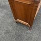 Commode de style Louis XVI en bois naturel, à quatre tiroirs, dessus de mar