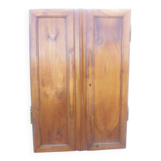 Paire de portes anciennes d'armoire en merisier du xix siecles dans leur partine