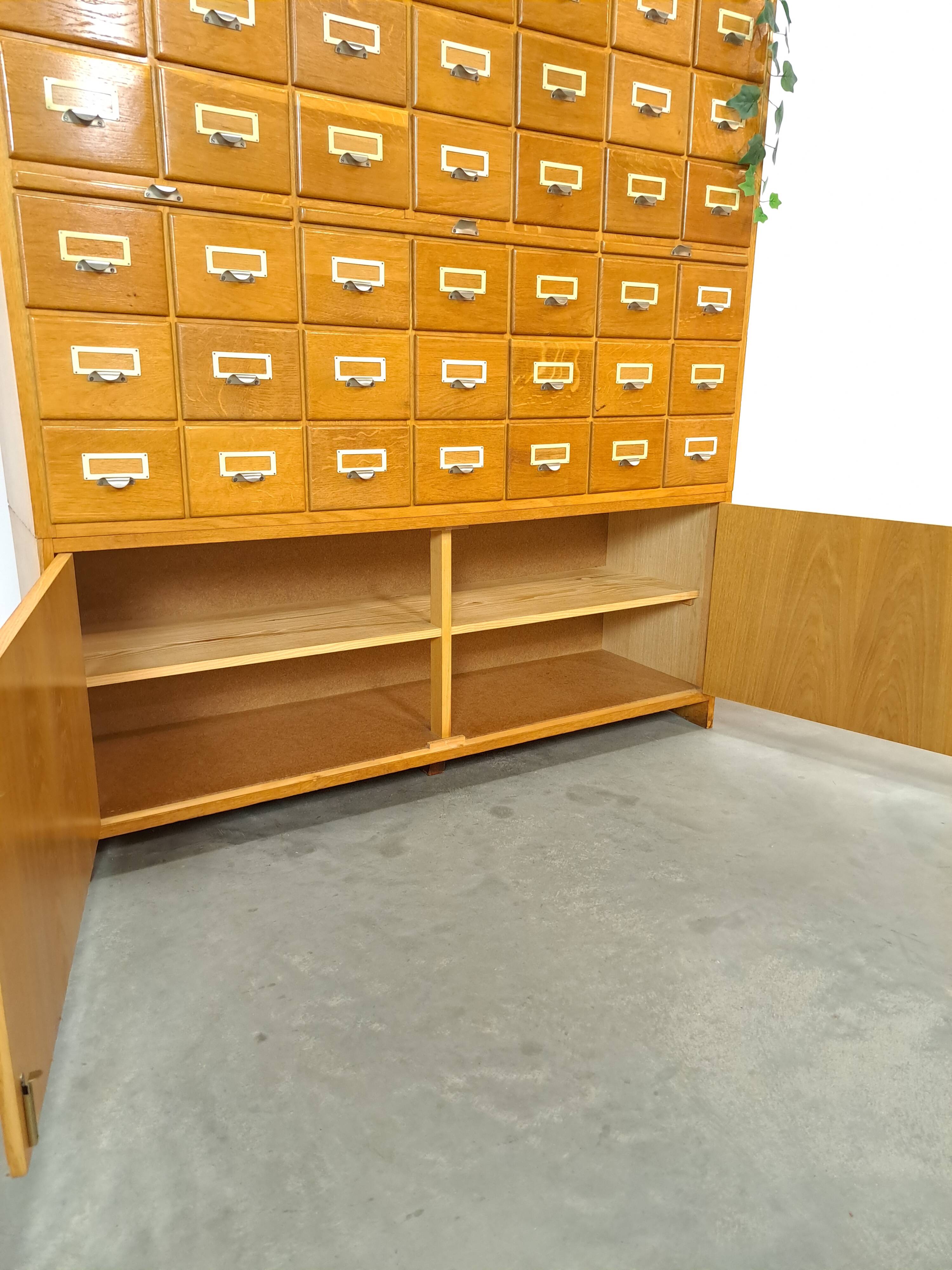Oude houten ladekast met uitschuifbare planken
