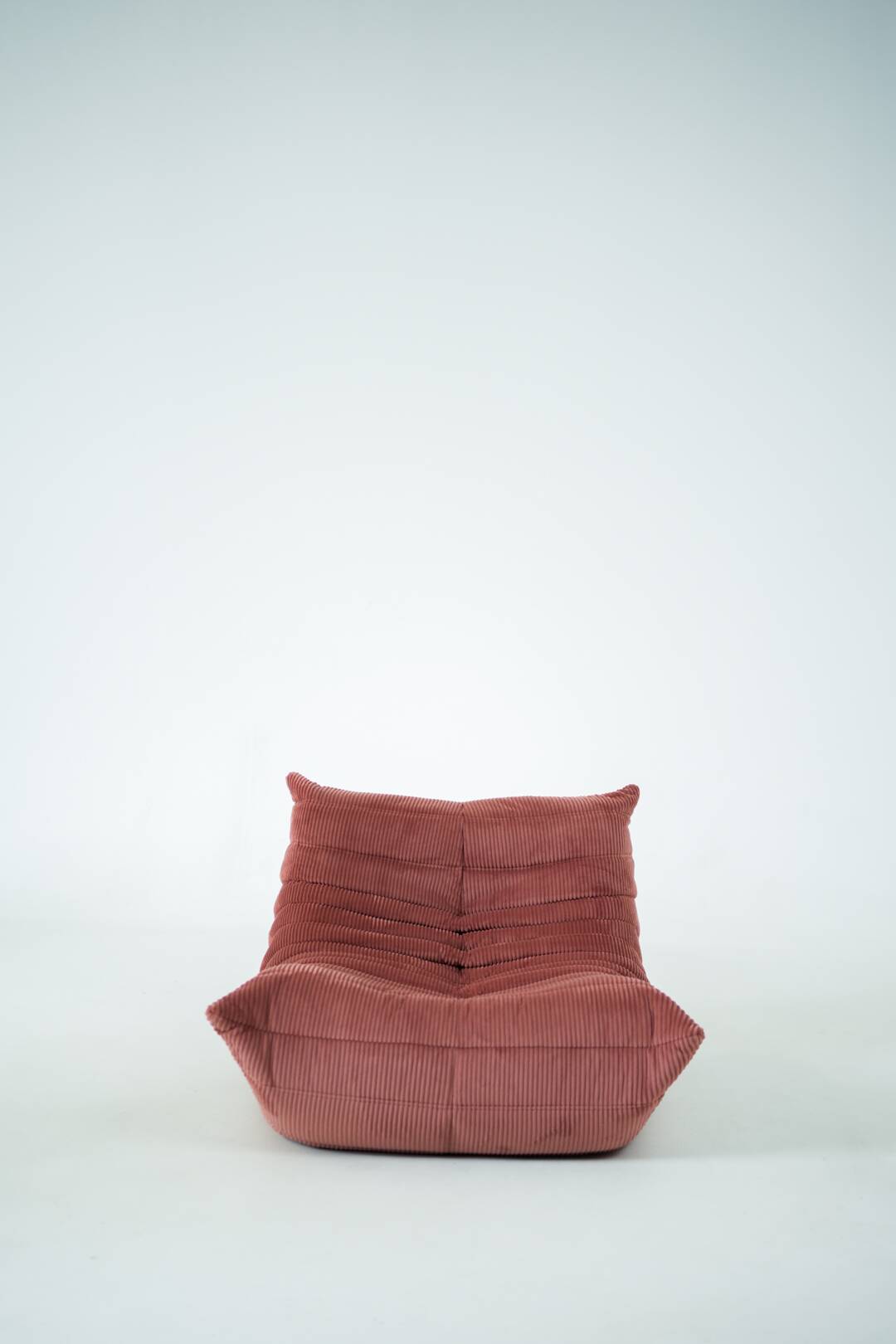 Ensemble de chaise et pouf Togo en velours côtelé framboise