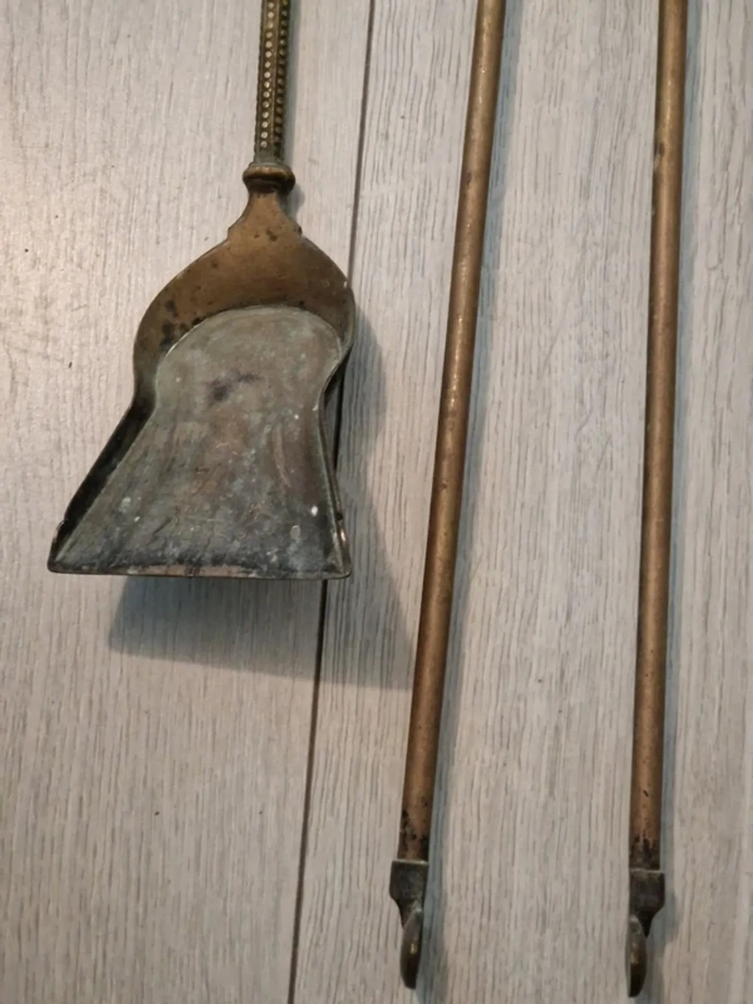 Fireplace servant: shovel and tongs in bronze, Louis XVI style, late 19th century.