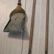 Fireplace servant: shovel and tongs in bronze, Louis XVI style, late 19th century.