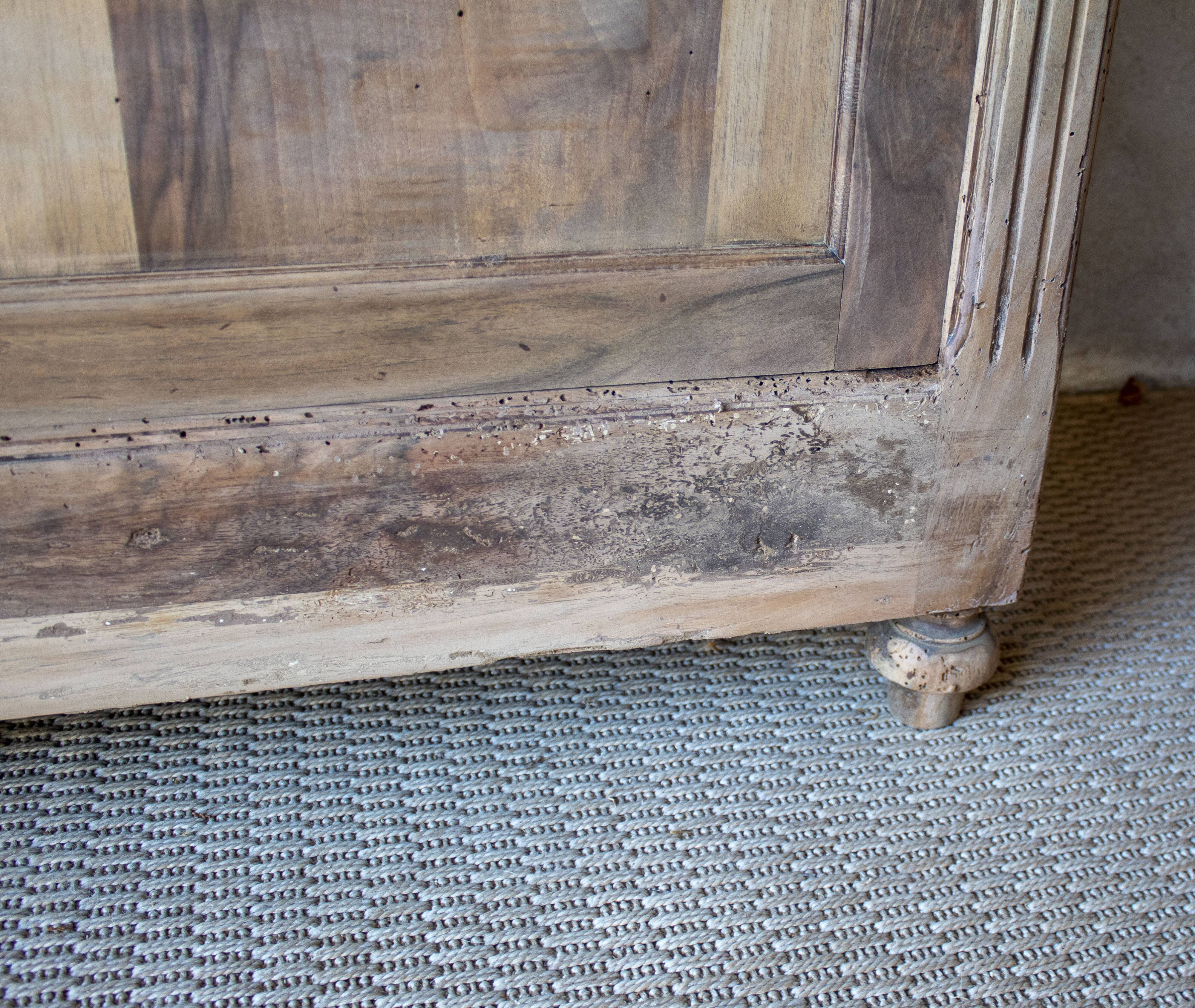 Glass-fronted cabinet from 1915, solid wood.
