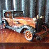 Jouet voiture en bois verni