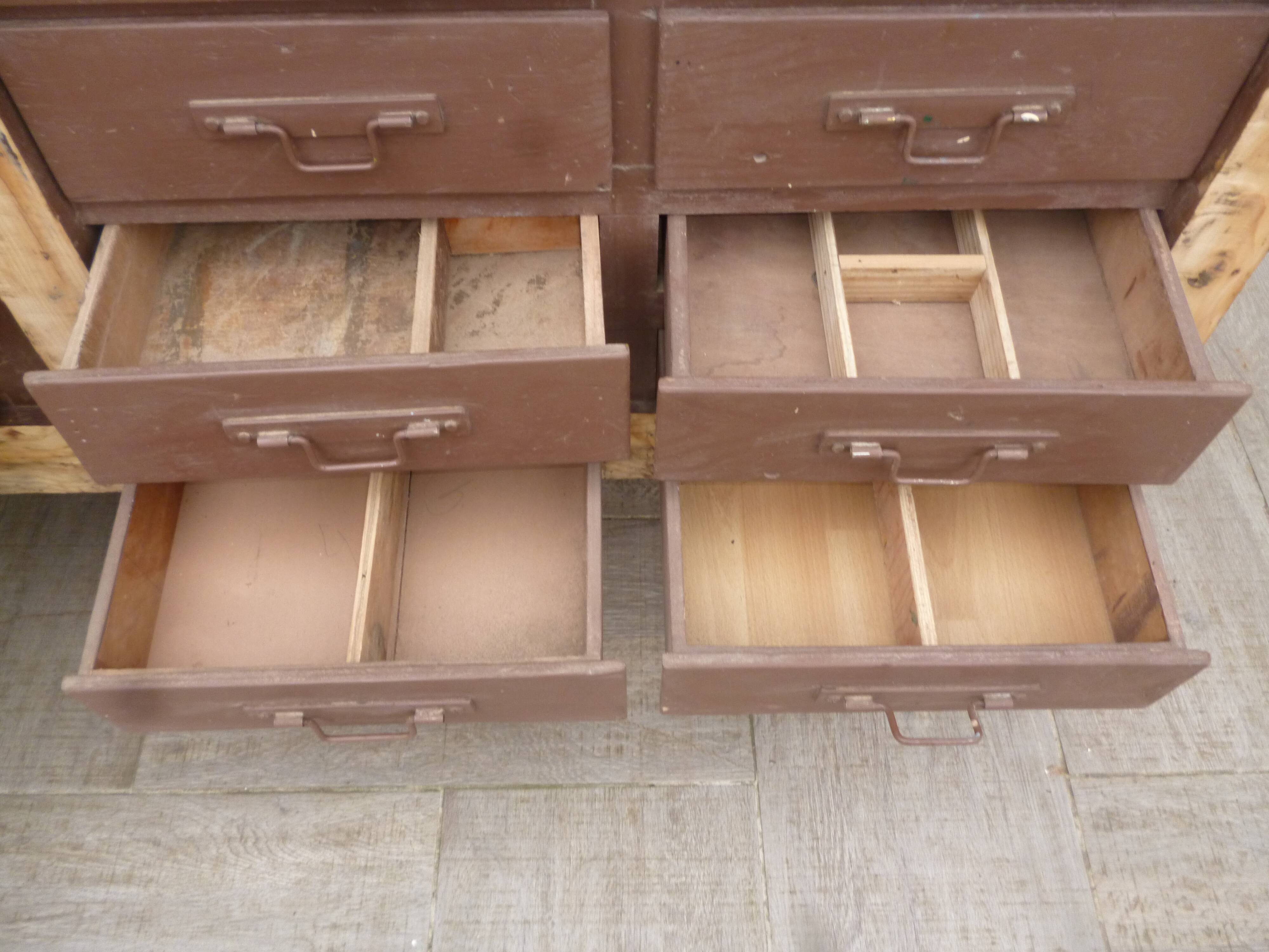 Workbench cabinet with 11 drawers