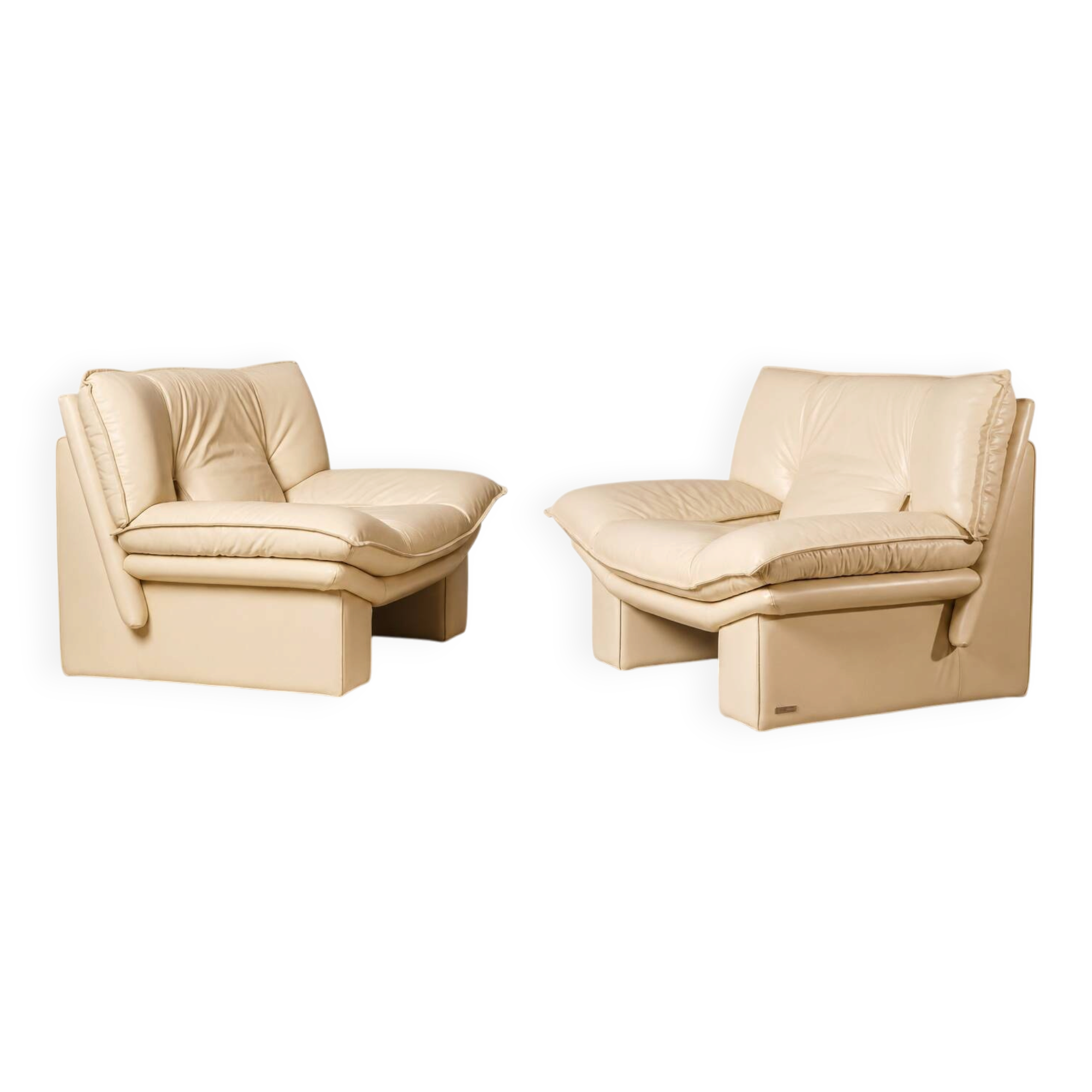Nicoletti — Pair of lounge chairs "Ambassador" in cream leather