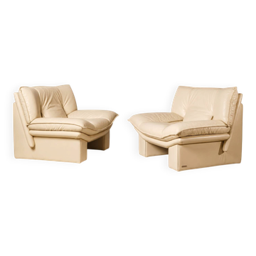 Nicoletti — Pair of lounge chairs "Ambassador" in cream leather