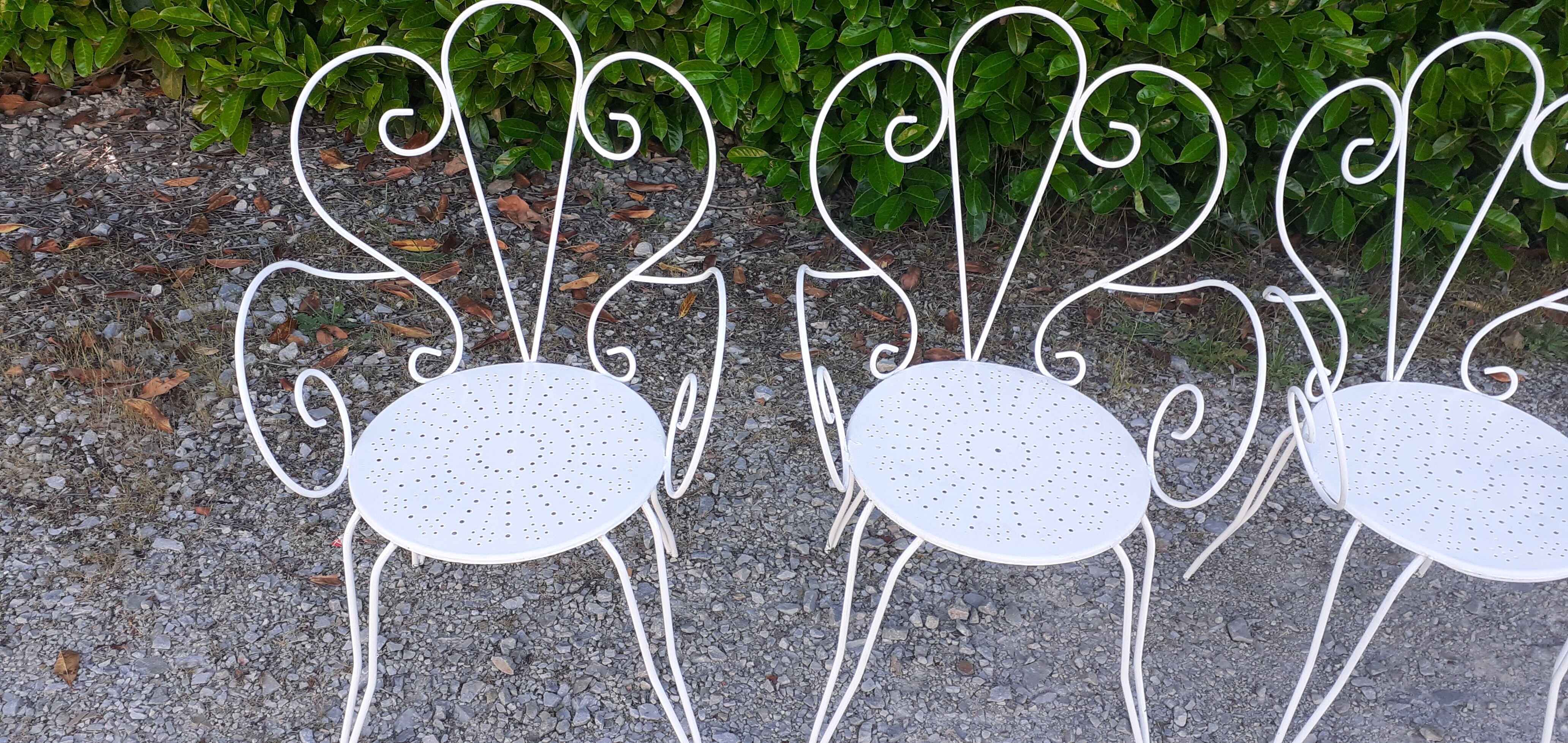 Salon de jardin 1 table 4 fauteuils en fer forgé blanc ancien.