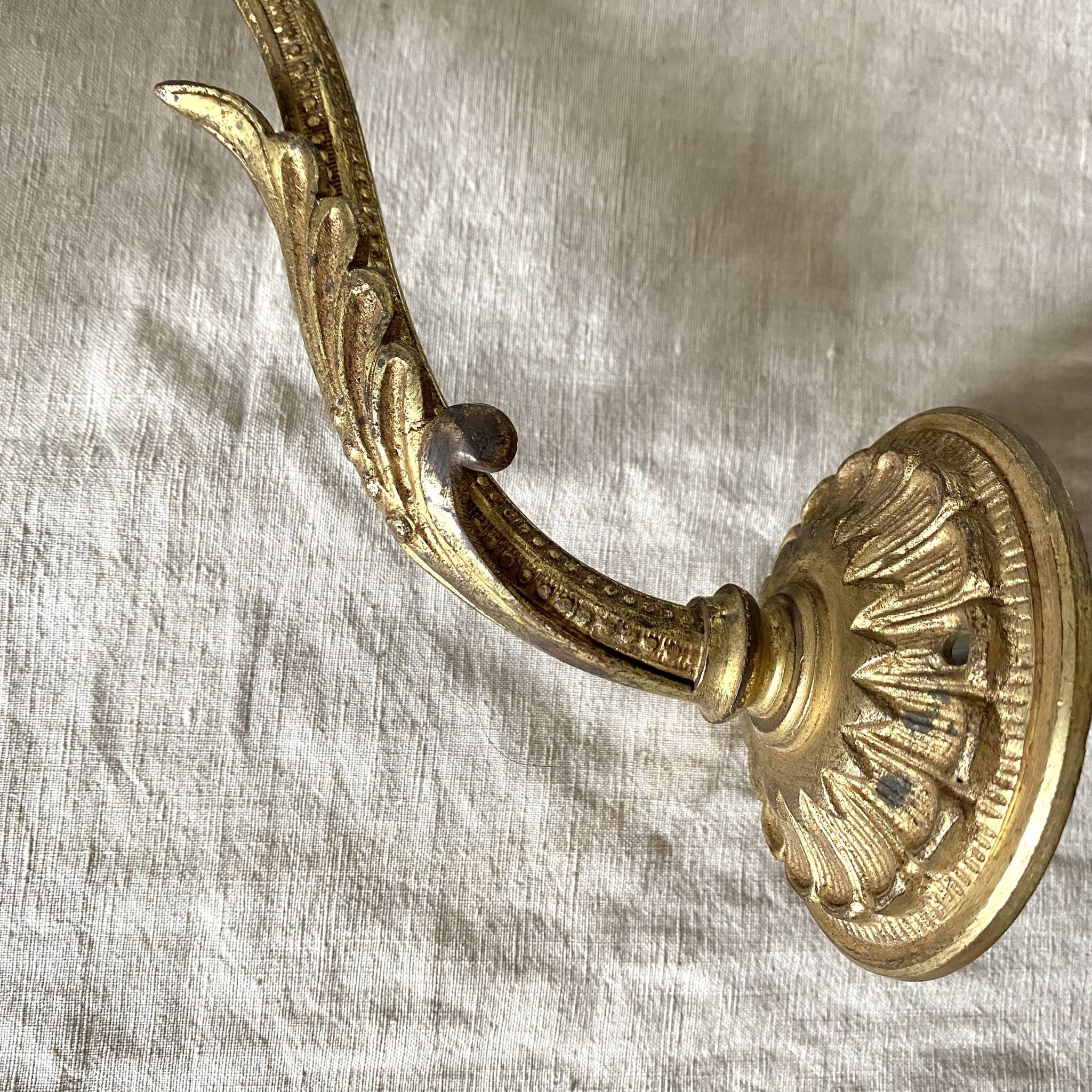 Applique ancienne en bronze et tulipe en verre