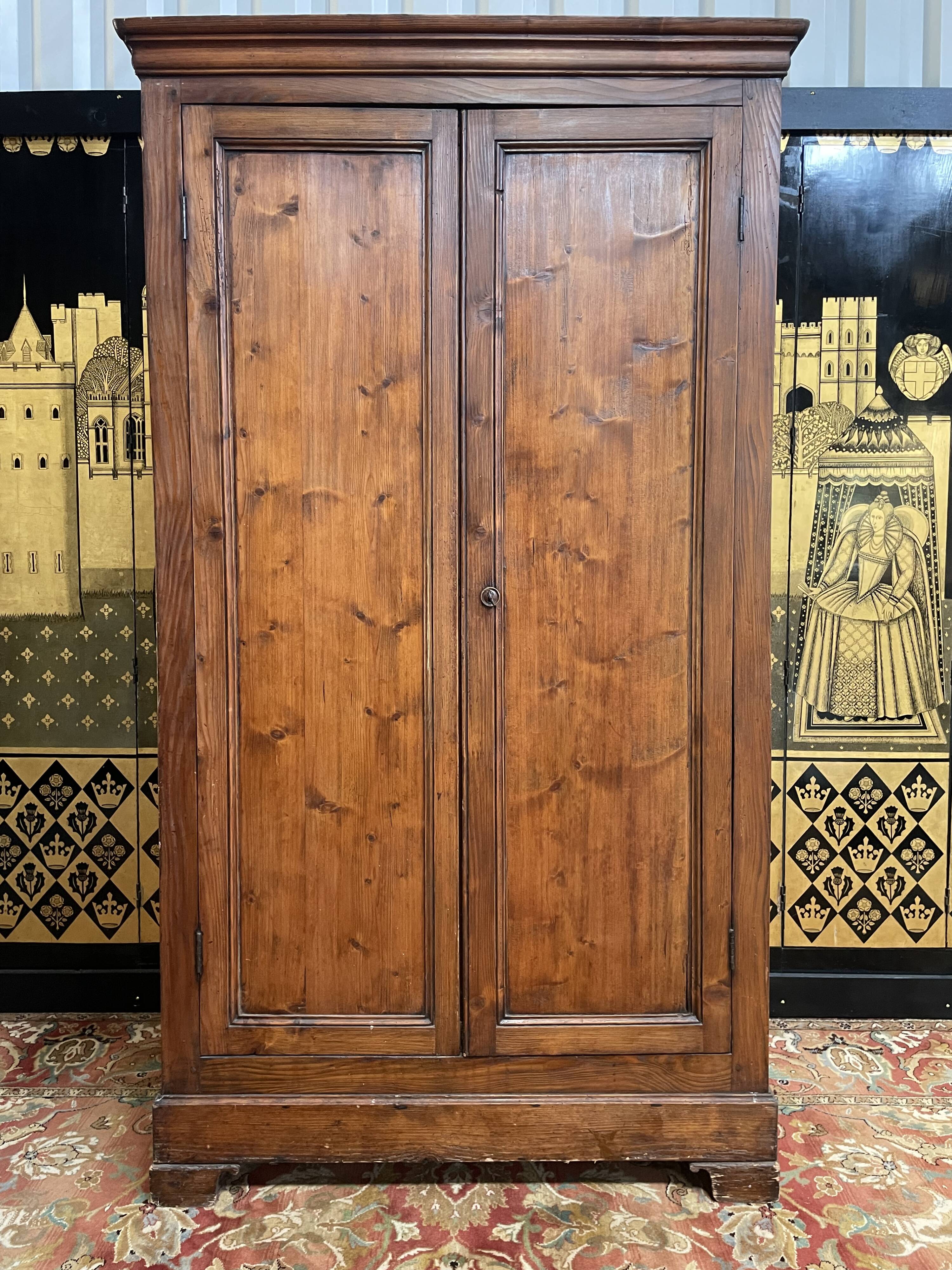 Armoire Louis Philippe parisienne en sapin