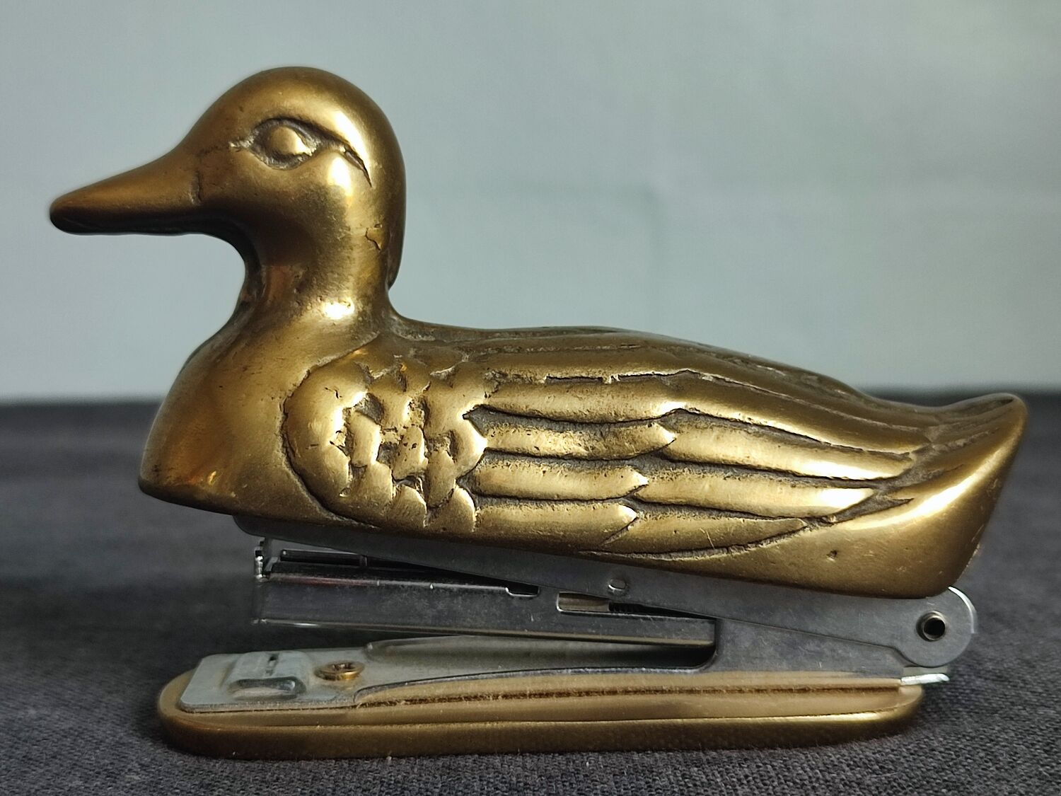 Agrafeuse en bronze vintage
