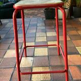 4 anciens tabourets de laboratoire en métal et assise bois
