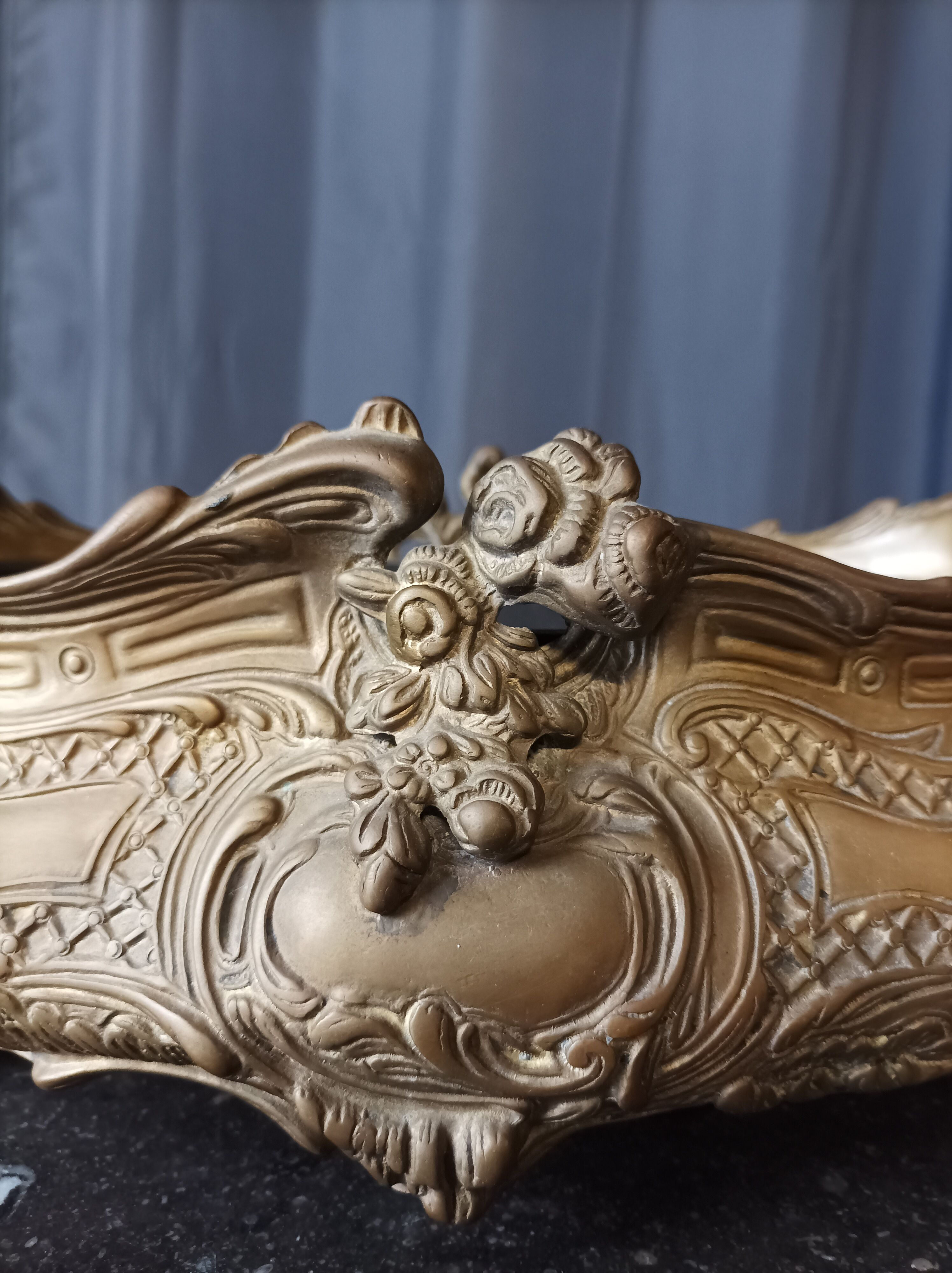 Planter in bronze rockery style