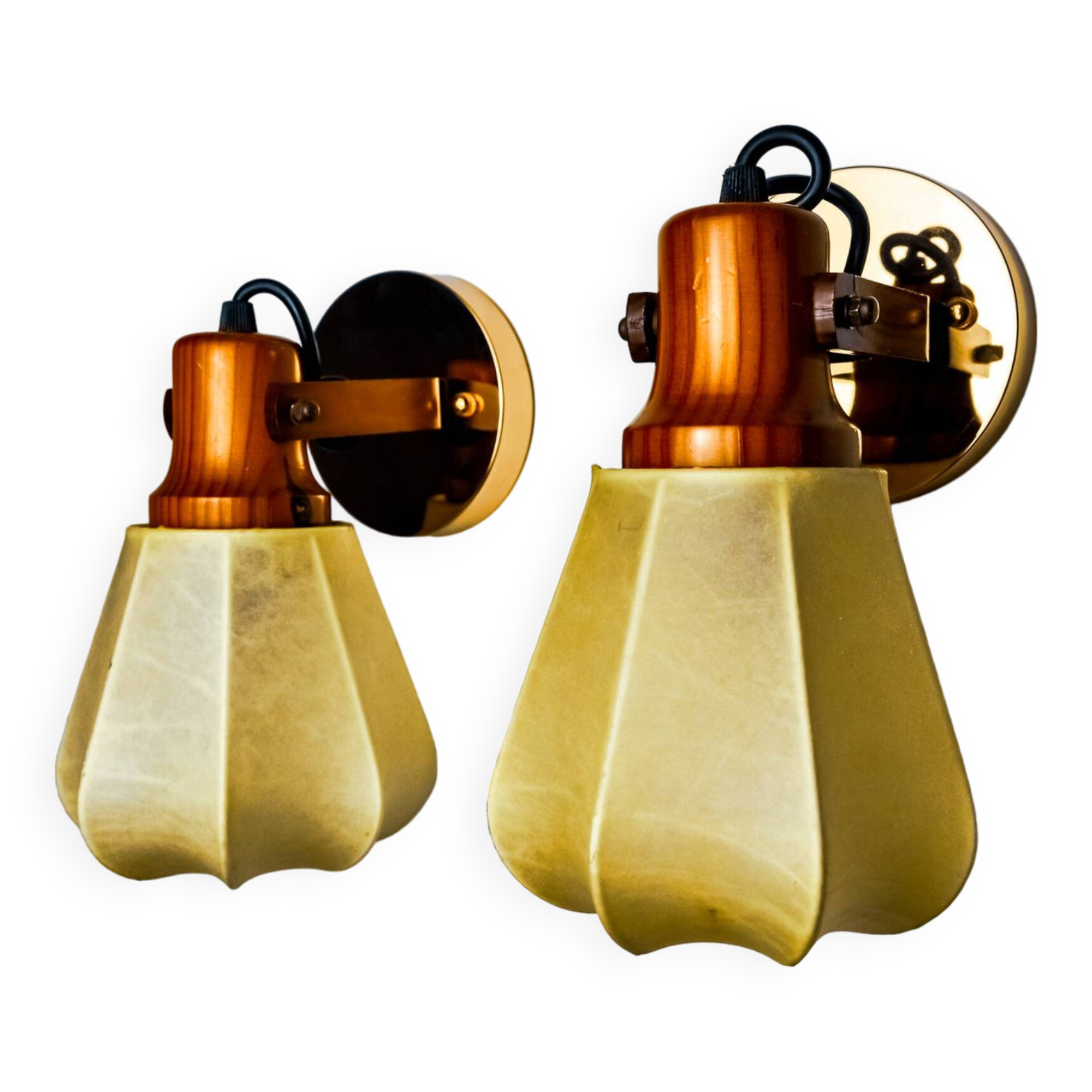 Pair of articulated "Cocoon" wall lights in resin and pine, Italy, 1970
