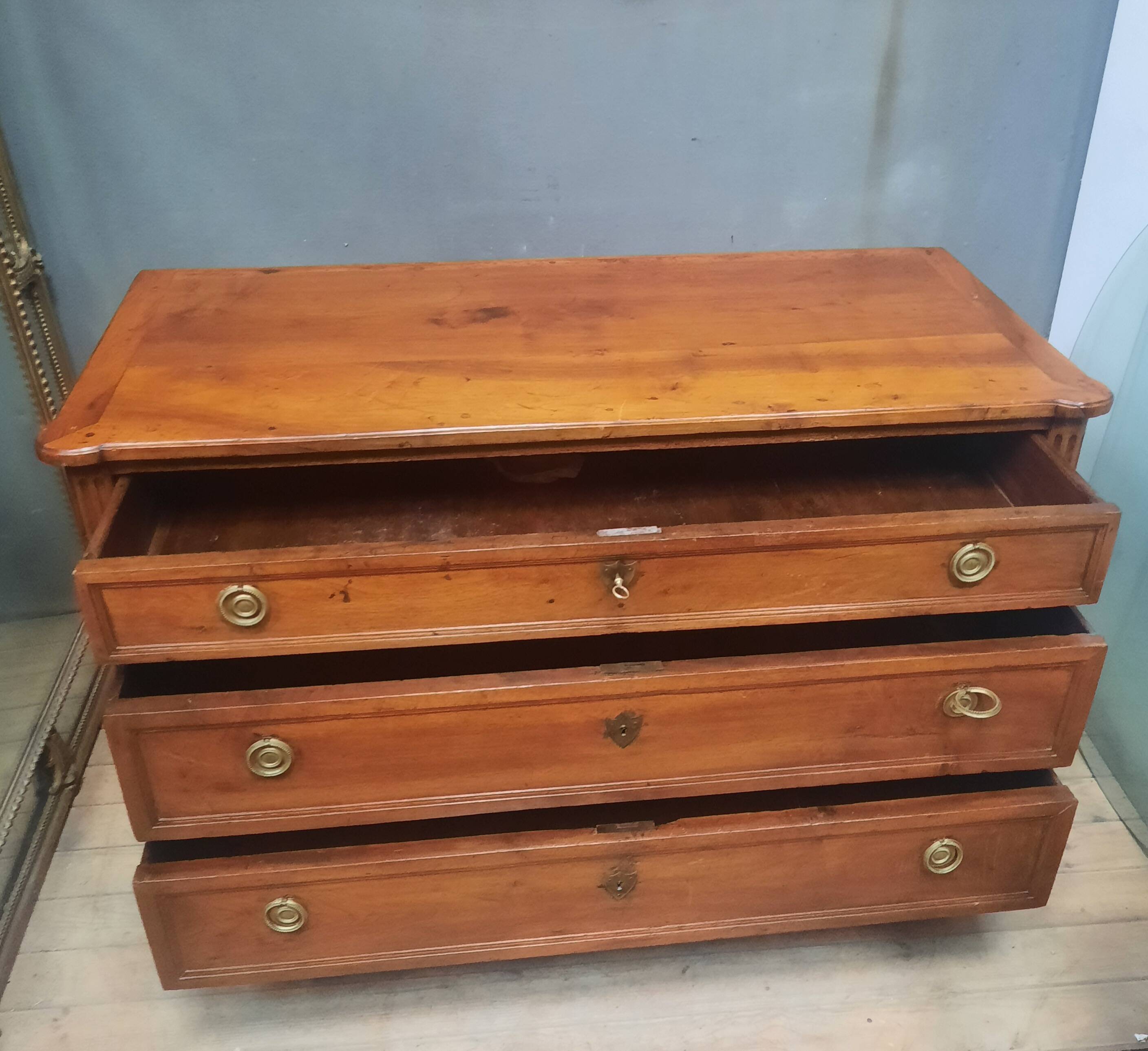 Commode en bous naturel d  epoque Louis XVI