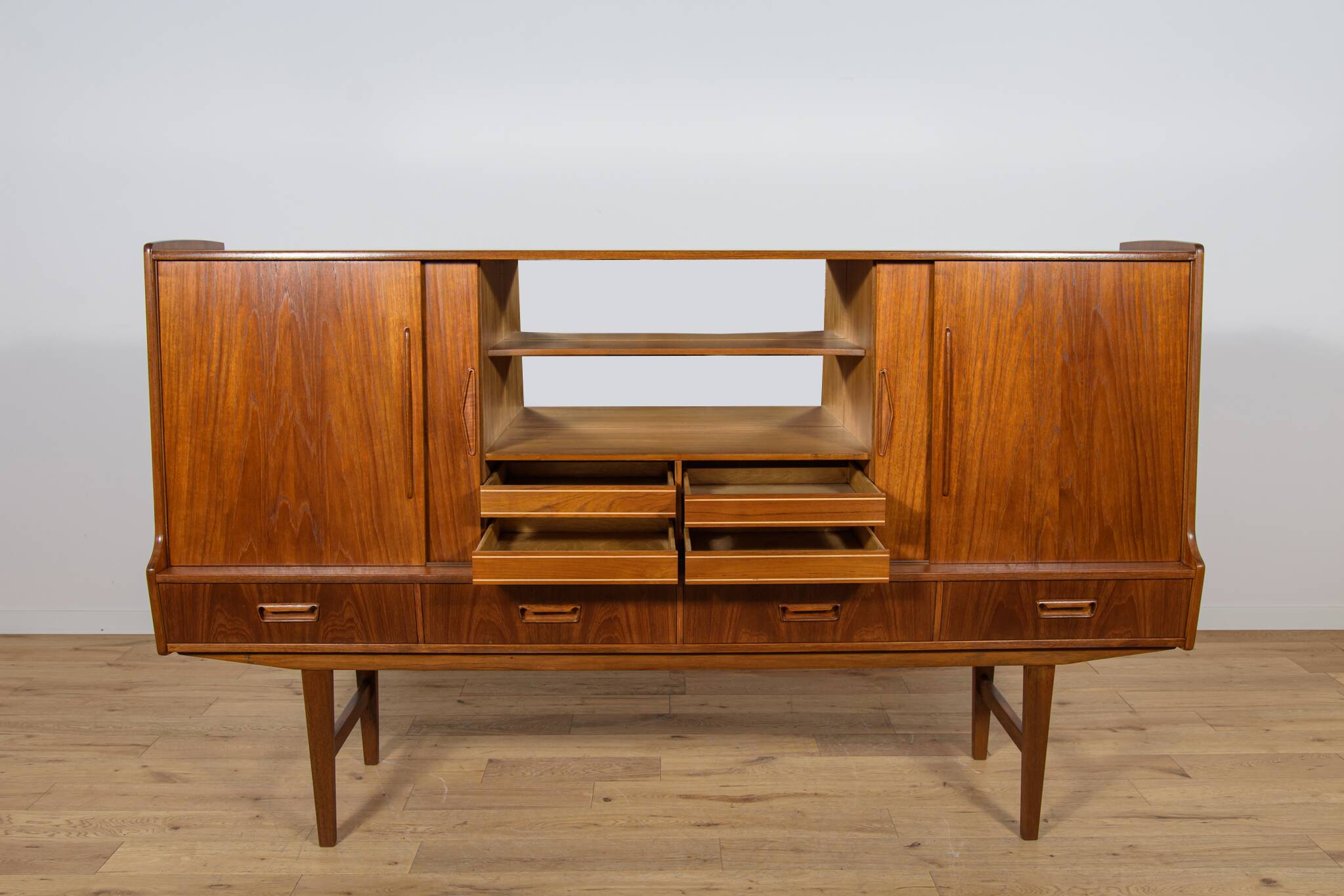 Buffet haut en teck de style moderne du milieu du siècle, fabriqué par Farso Mobelfabrik, Danemark.