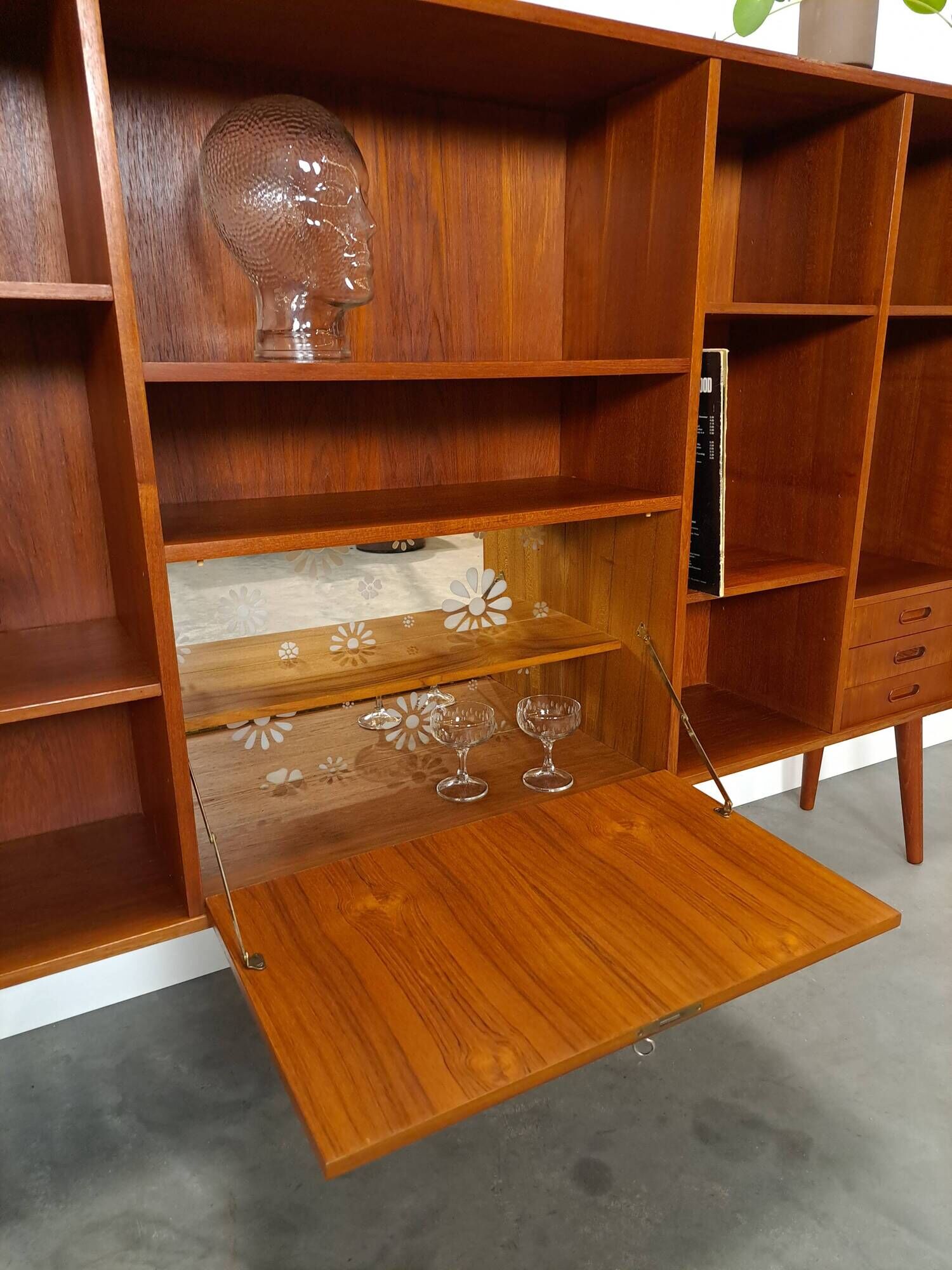 Deens teak brede LP kast met planken, lades en bar met spiegel