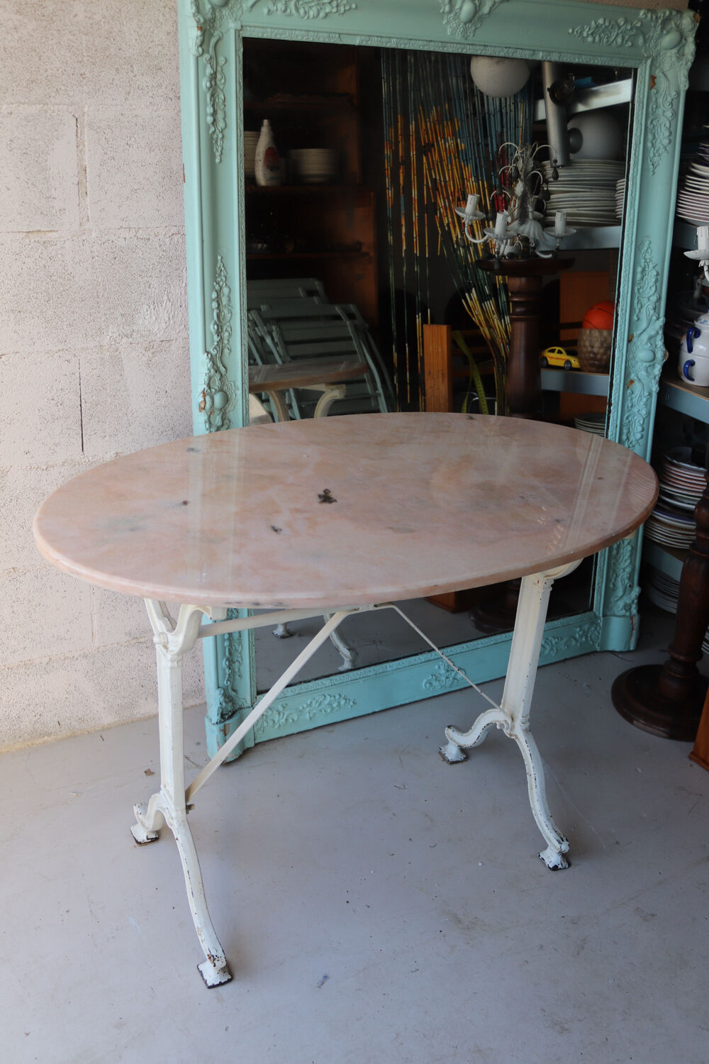 Antique garden table in cast iron and pink marble.