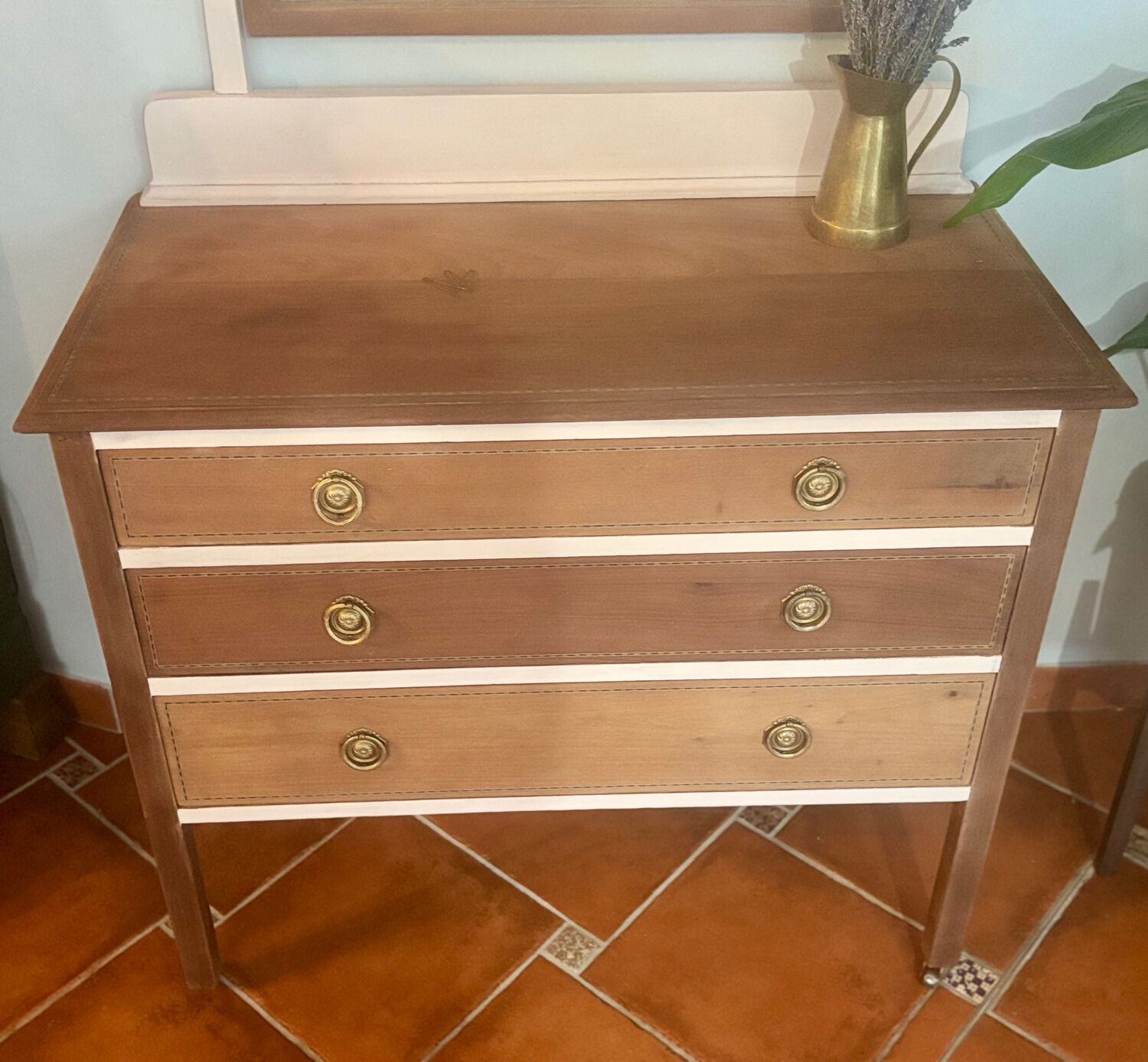 Commode ancienne française en merisier avec miroir – restaurée et peinte