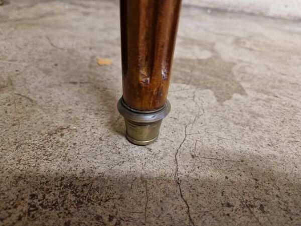 Table bouillotte de style Louis XVI en acajou et dessus marbre gris