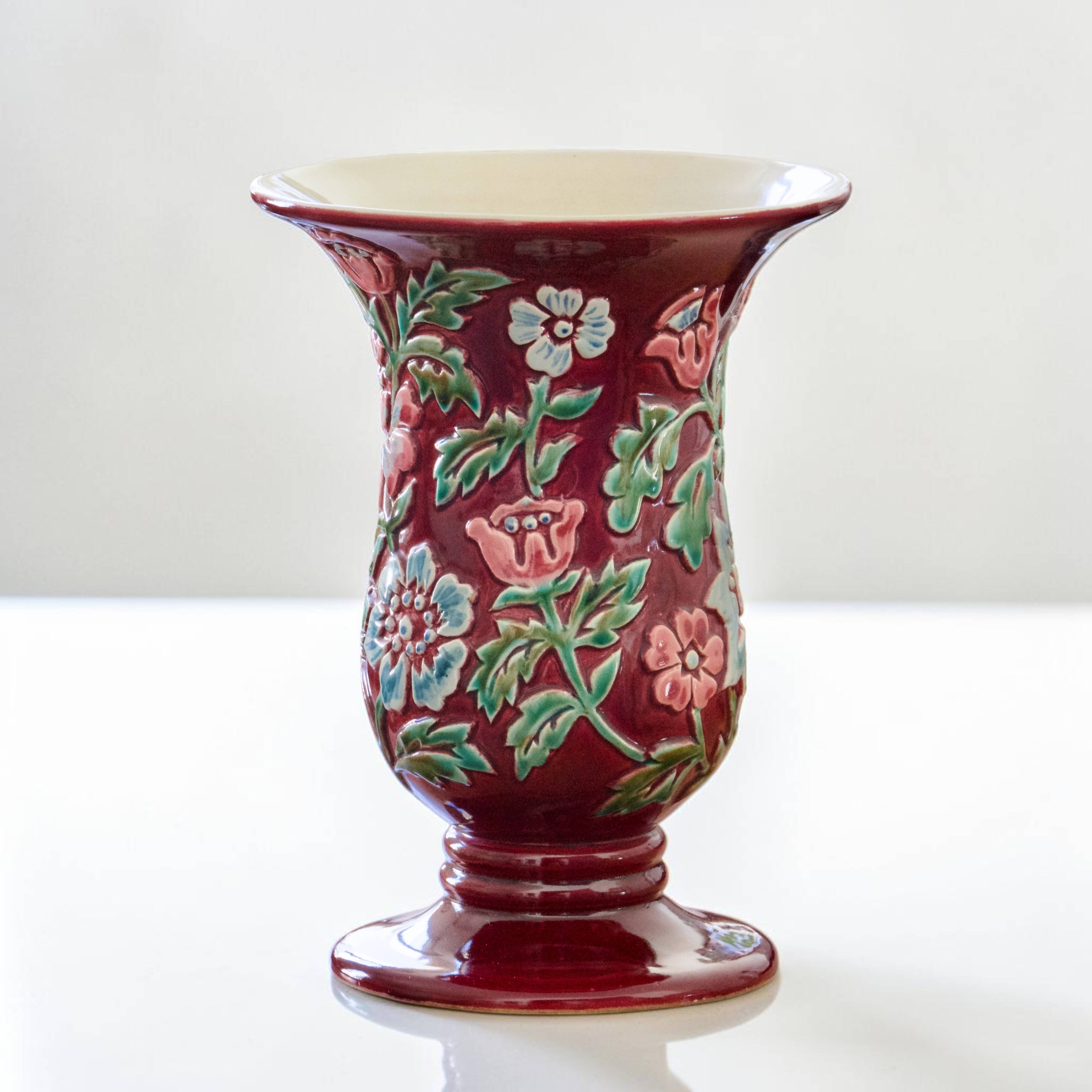 Vase signé CAB Céramique d'Art de Bordeaux en barbotine fleuri