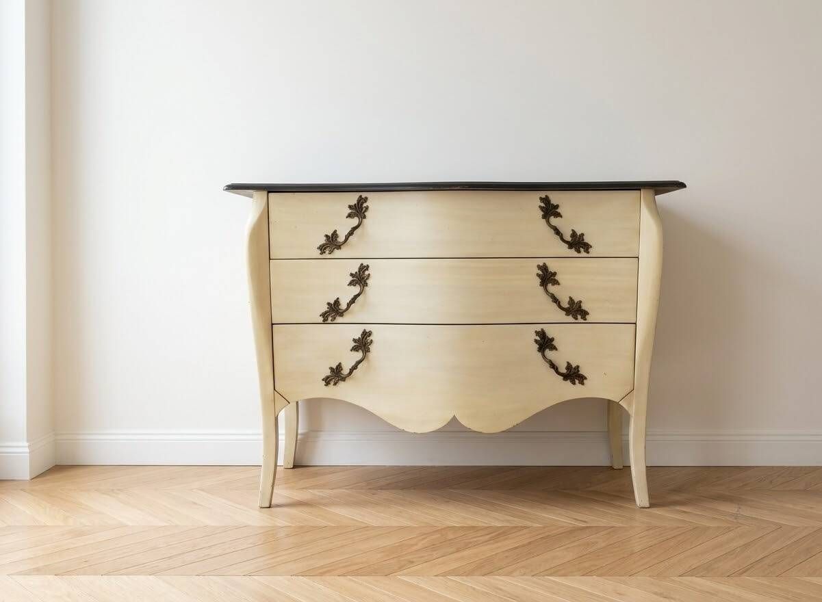 Grande commode style Louis XV de couleur crème
