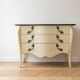 Grande commode style Louis XV de couleur crème