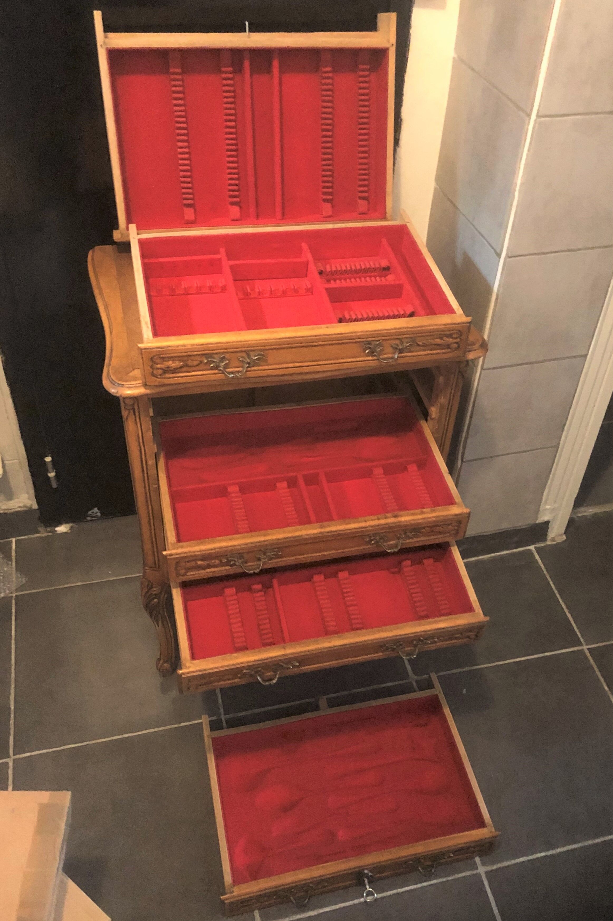 Solid wood silver cabinet with 5 drawers for 173 place settings, silver-plated metal, Solid silver