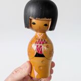 Poupée Kokeshi vintage japonaise avec kimono rouge et nœud