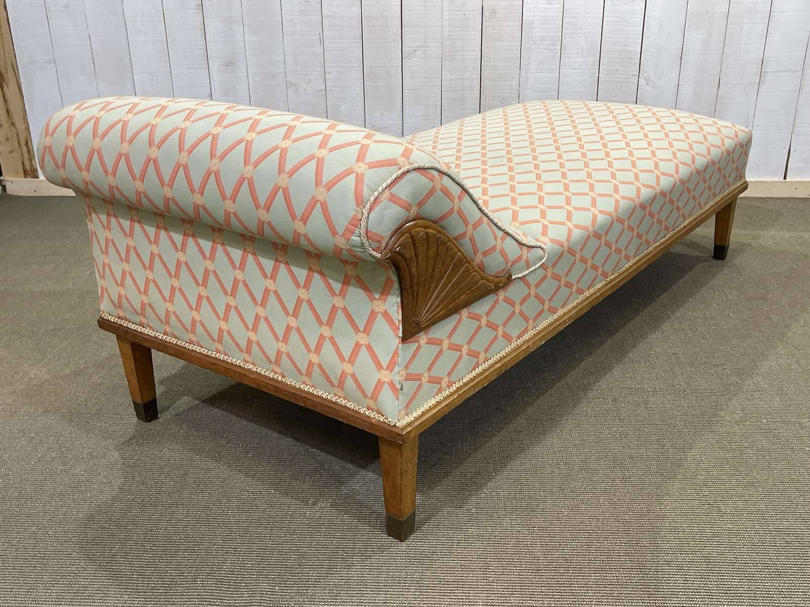 Lit de repos anglais début XXème en chêne, quelques tâches sur le tissu