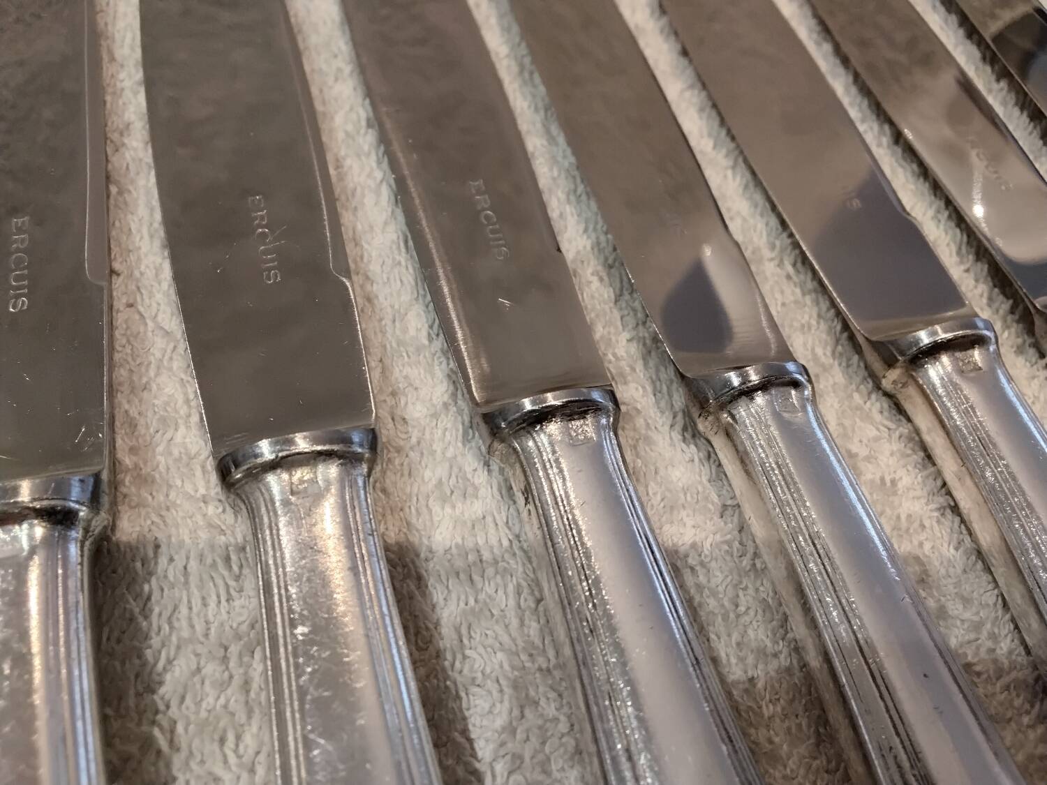 12 silver-plated dessert knives by the silversmith Ercuis, Senlis, 20.3 cm.
