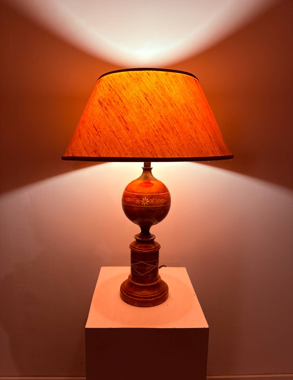 Neoclassical lamp with antique decorations